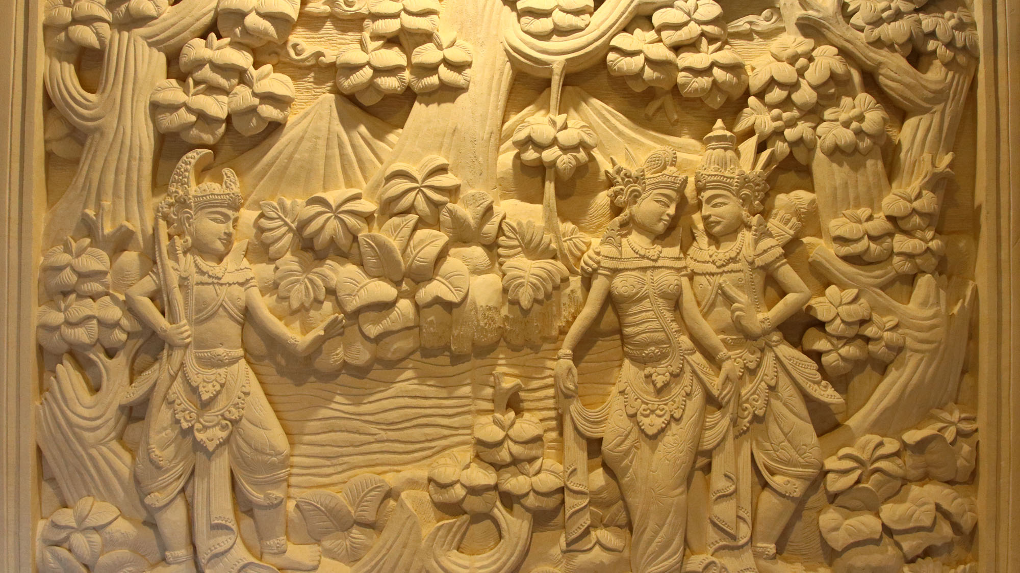 館内◆玄関を入るとまず目に入るレリーフ*