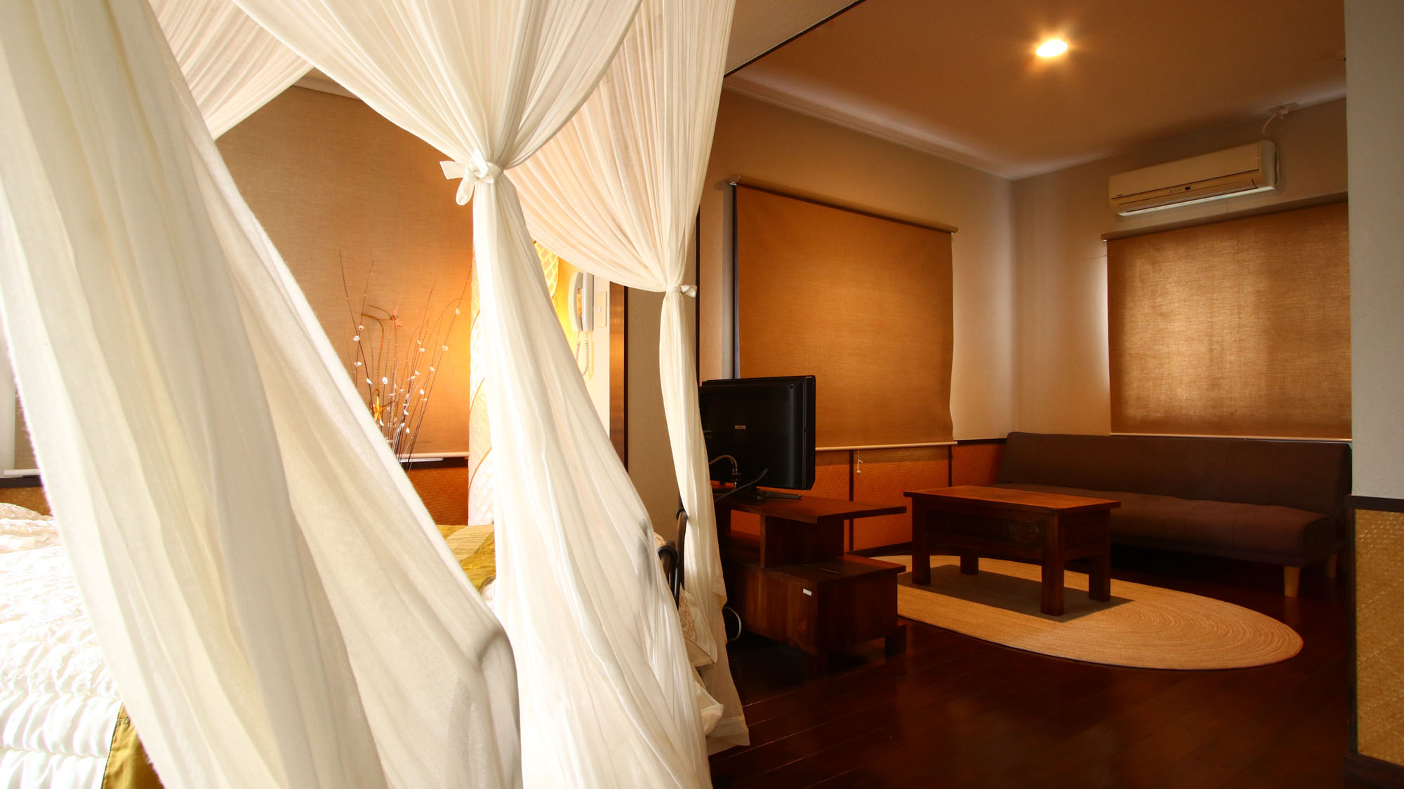 ツイン◆ゴージャスな雰囲気がある天蓋付きベッド。非日常をお楽しみください*