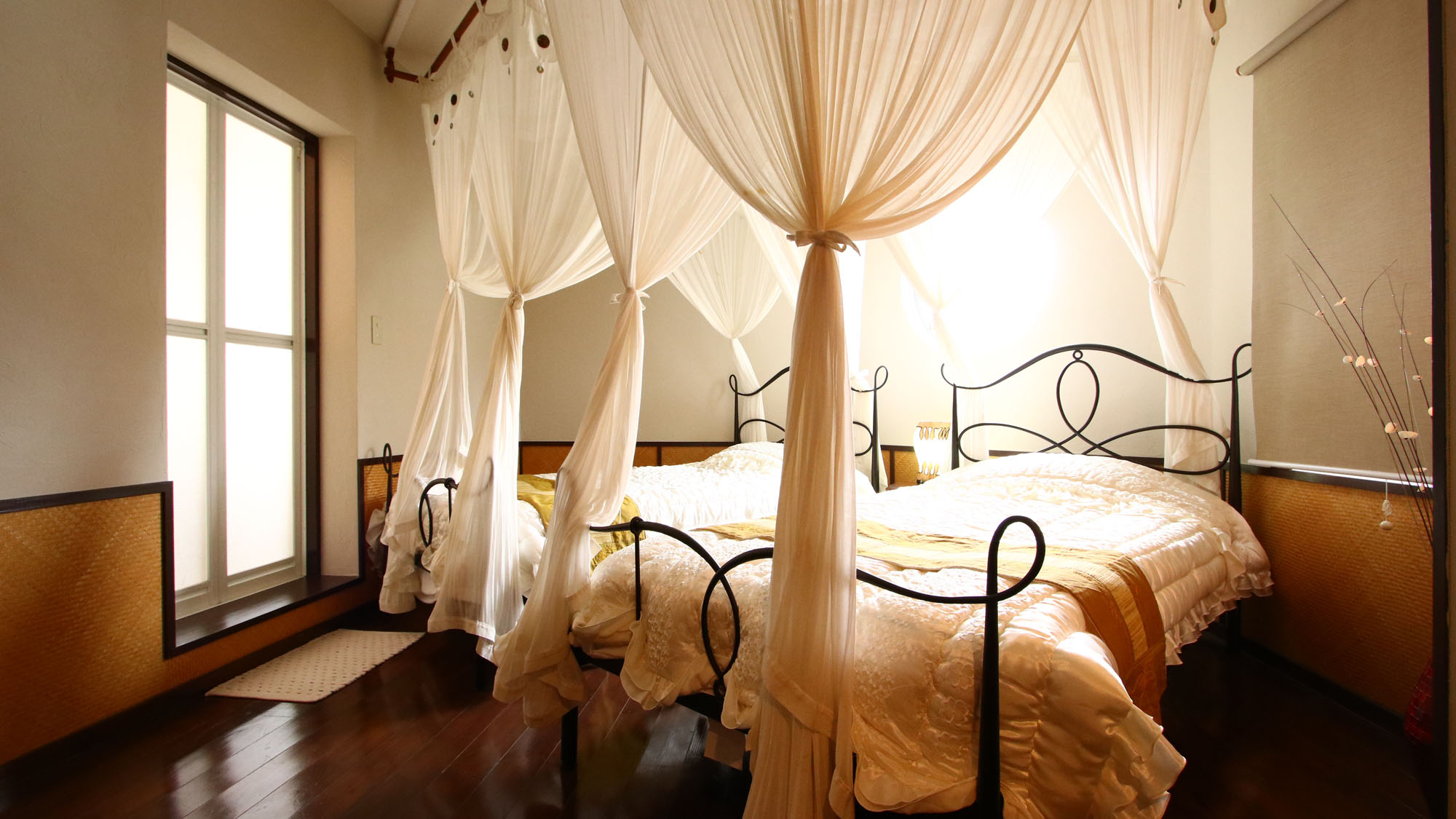 ツイン◆ゴージャスな雰囲気がある天蓋付きベッド。非日常をお楽しみください*