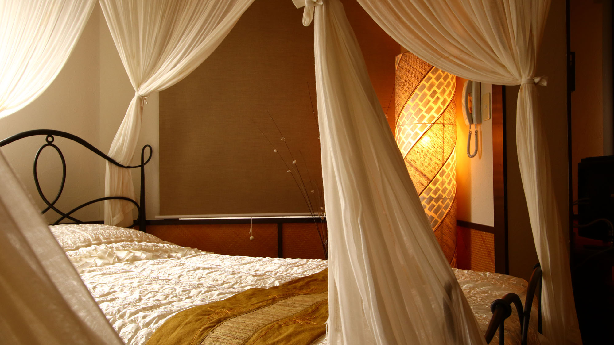 ツイン◆ゴージャスな雰囲気がある天蓋付きベッド。非日常をお楽しみください*