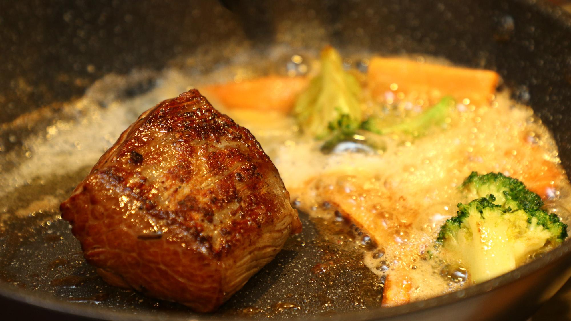 夕食◆ステーキはたっぷりのバターの海に泳がせて火を通していきます*