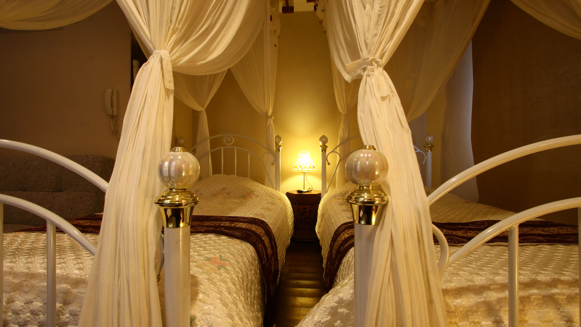 ツイン◆天蓋がバリ風の雰囲気を盛り上げます。普段には無い雰囲気をお楽しみください*