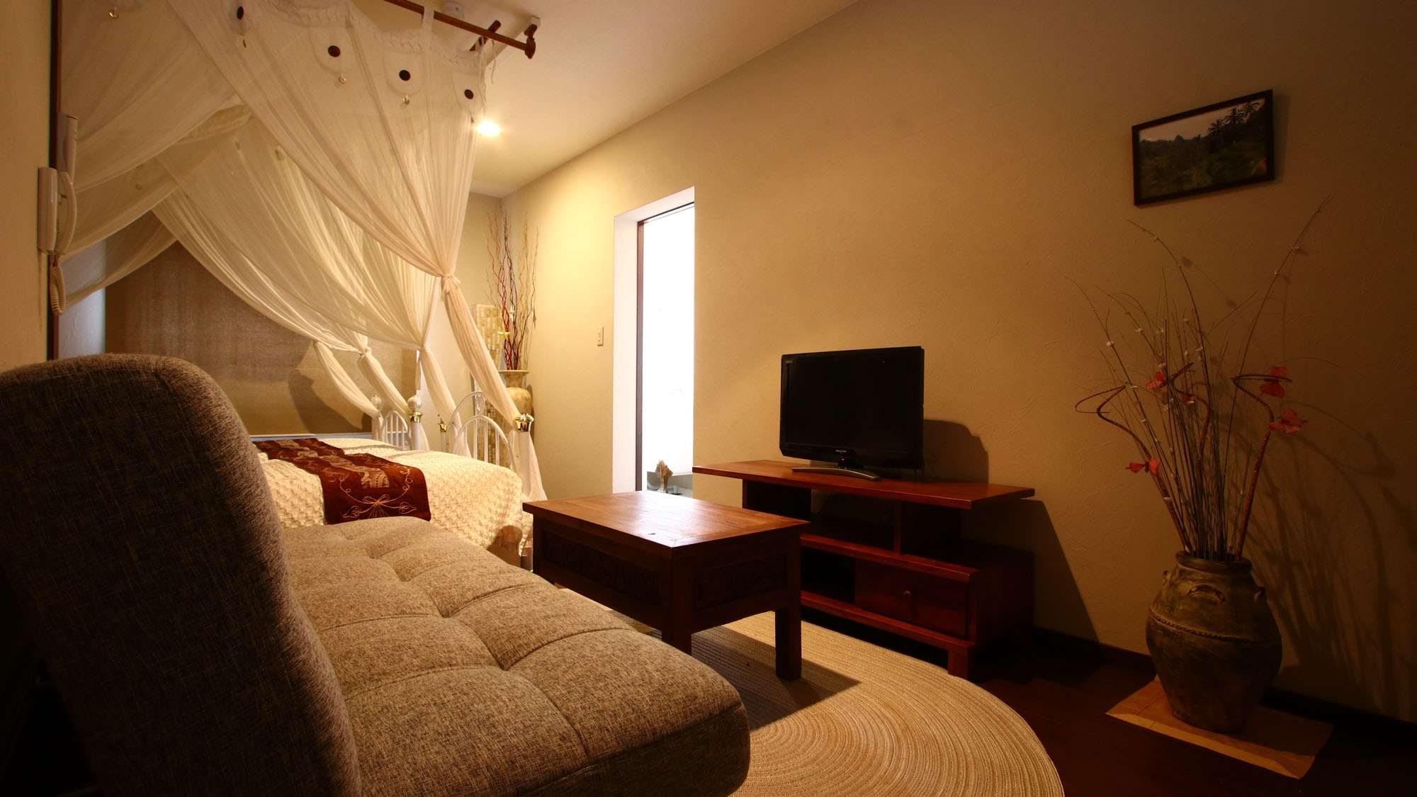 ツイン◆シンプルなくつろぎスペース。ソファは3名でご利用の際にベッドとしてご利用いただけます*