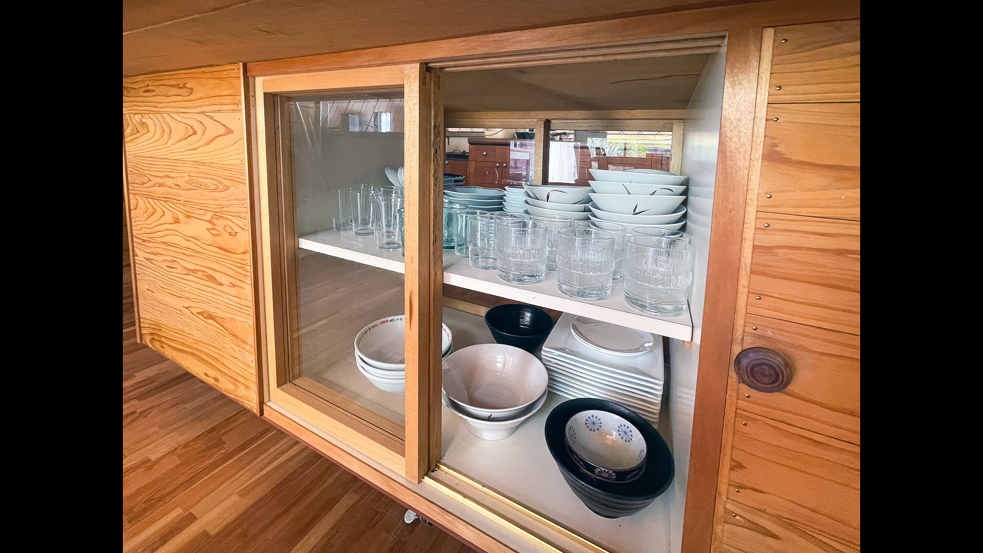 ・【食器】食器棚には、平皿からグラスまで、様々な種類の食器をご用意