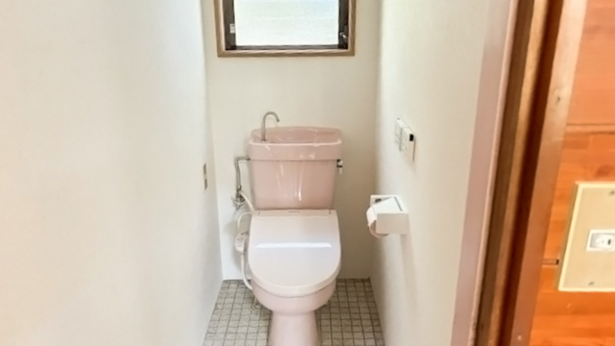 ・【1号室：トイレ】温水洗浄機能付で清潔感があります