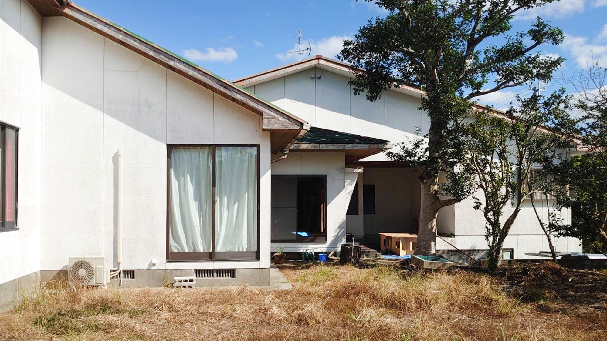 ・【外観】串間市の海辺に立地する約69坪の一軒家。グループ利用にオススメです