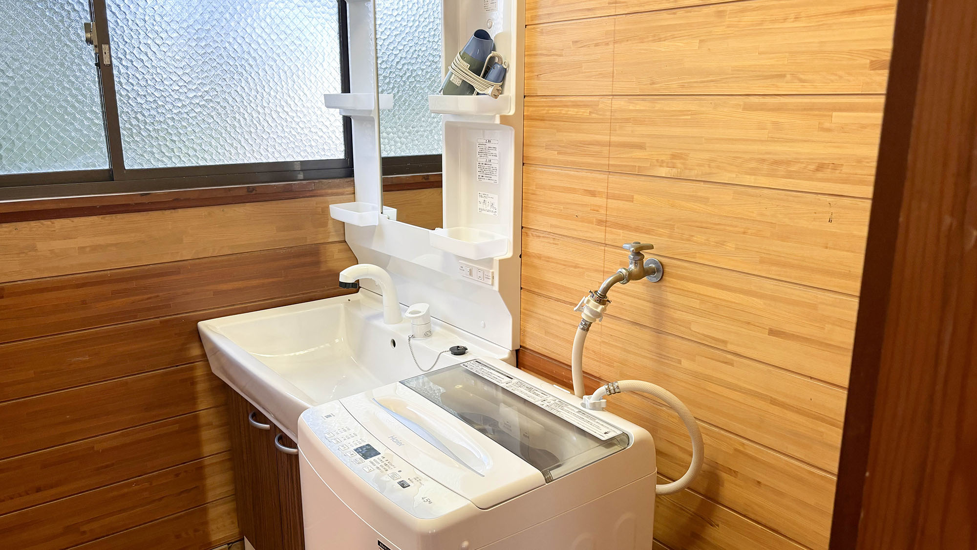 ・【1号室：洗面所】使いやすい大きめいシンクの洗面台。洗濯機もあり連泊でも安心です