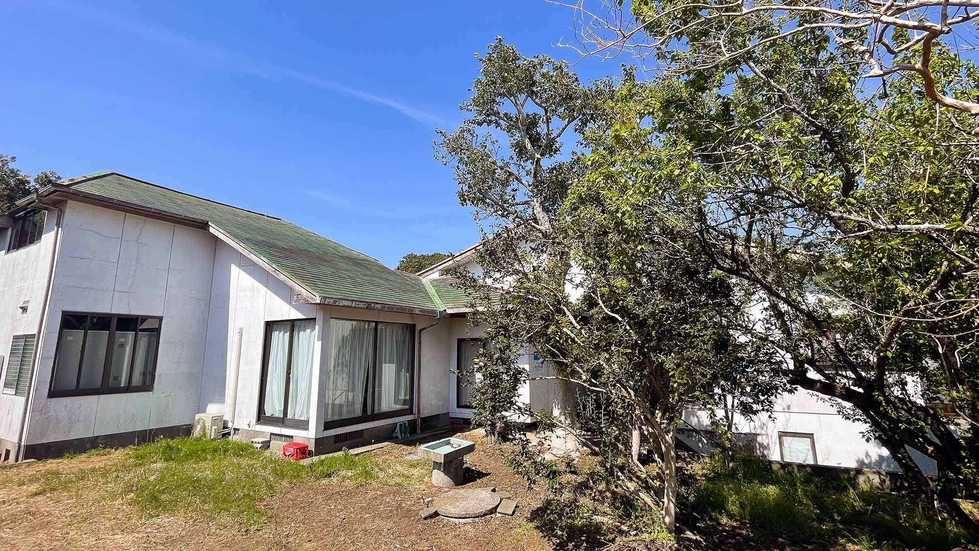 ・【外観】施設そばの志布志湾の海風を感じられる風通しのよい庭