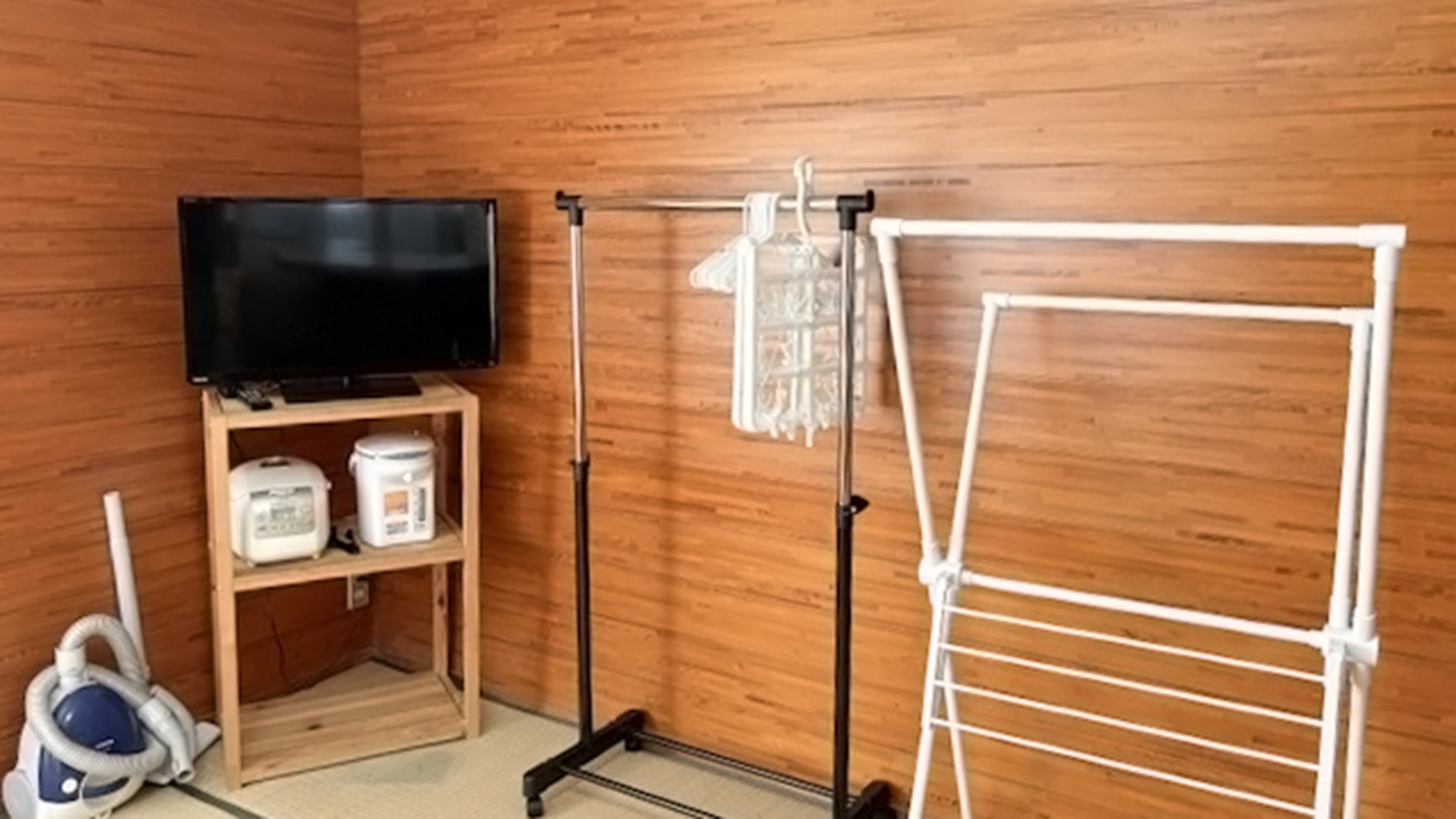 ・【1号室：設備】テレビ、掃除機、炊飯器、電気ポットなどの家電も揃っています