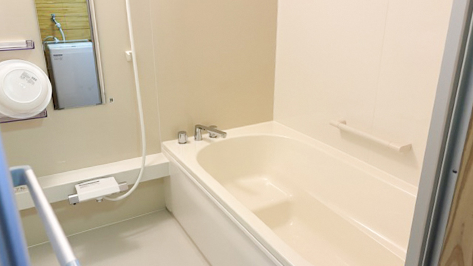 ・【1号室：バスルーム】セパレートタイプで広々。大きな浴槽でゆっくりと旅の疲れをお取りください