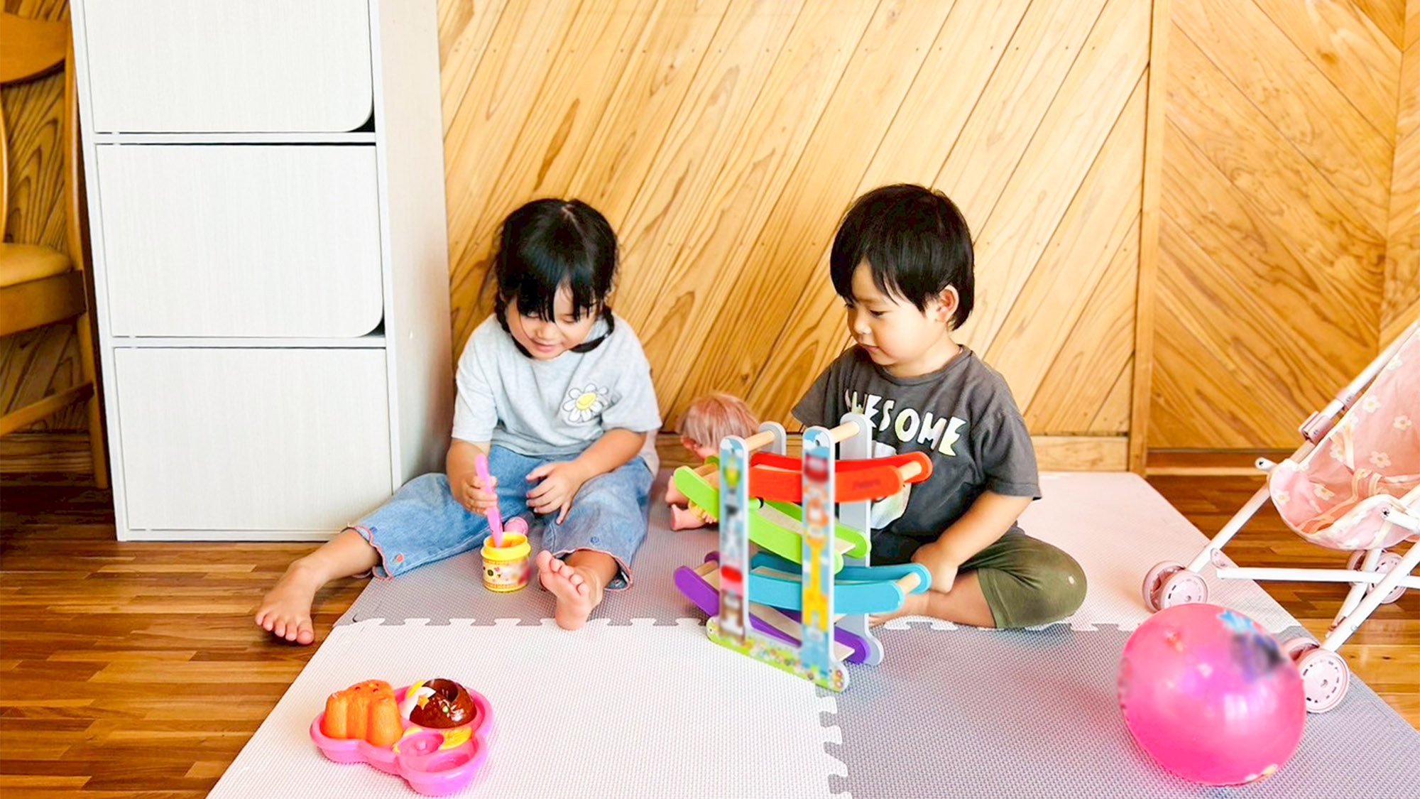 ・【本館リビング】キッズスペースをご用意　フロアマットもあり、お子様のけがを防止する設備もございます