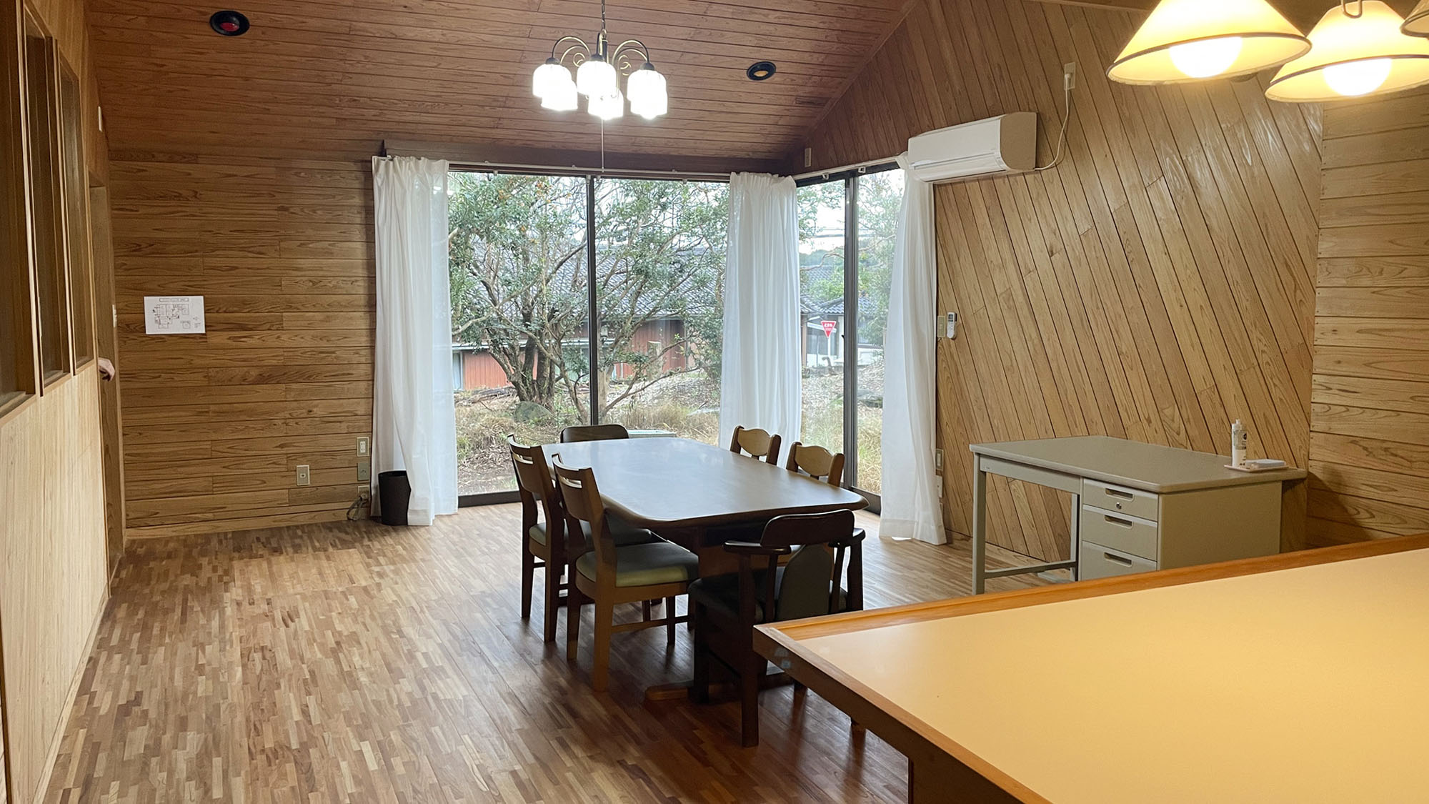 ・【ダイニング】木を基調とした温かみのあるリビング。お連れ様と団らんの時間をお過ごしください