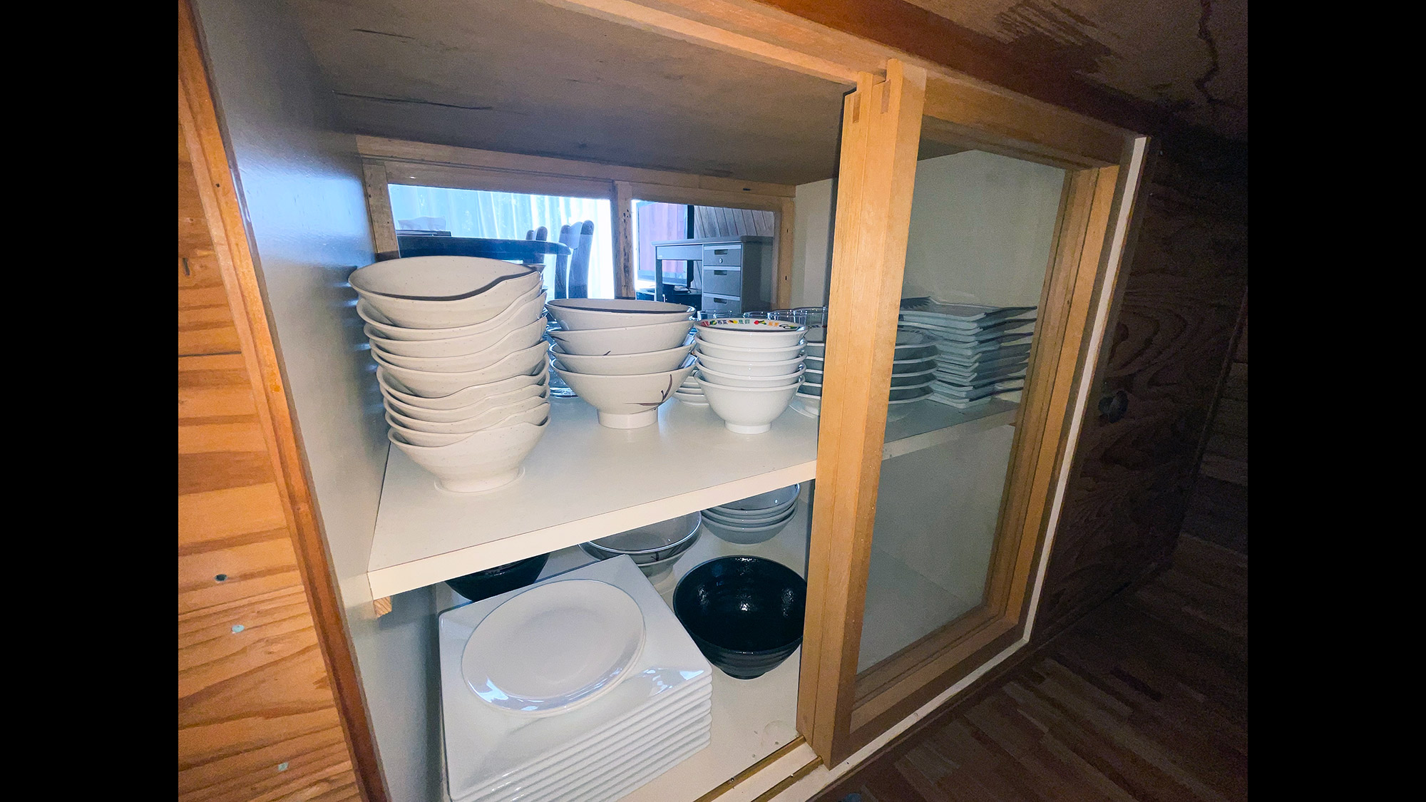 ・【食器】キッチンからもダイニングからも取りやすい食器棚で、お料理も食事もスムーズに