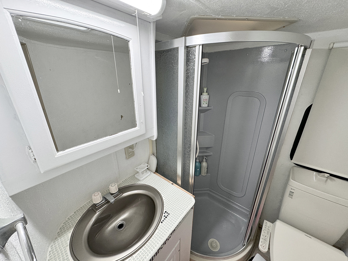 【客室】 トレーラー シャワーブース