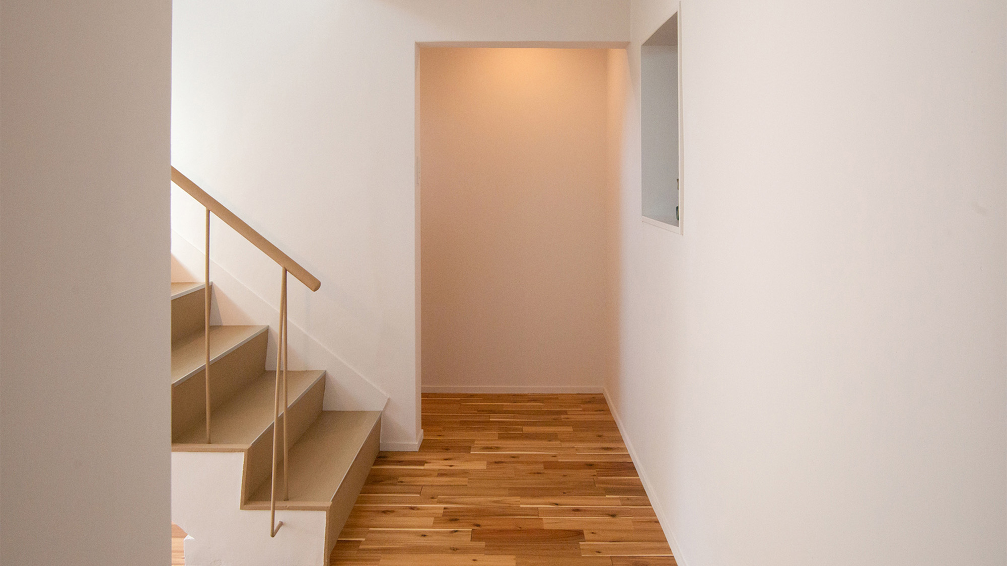 ・【階段】落ち着いた雰囲気で、安全な手すり付き。安全にご利用いただけます。