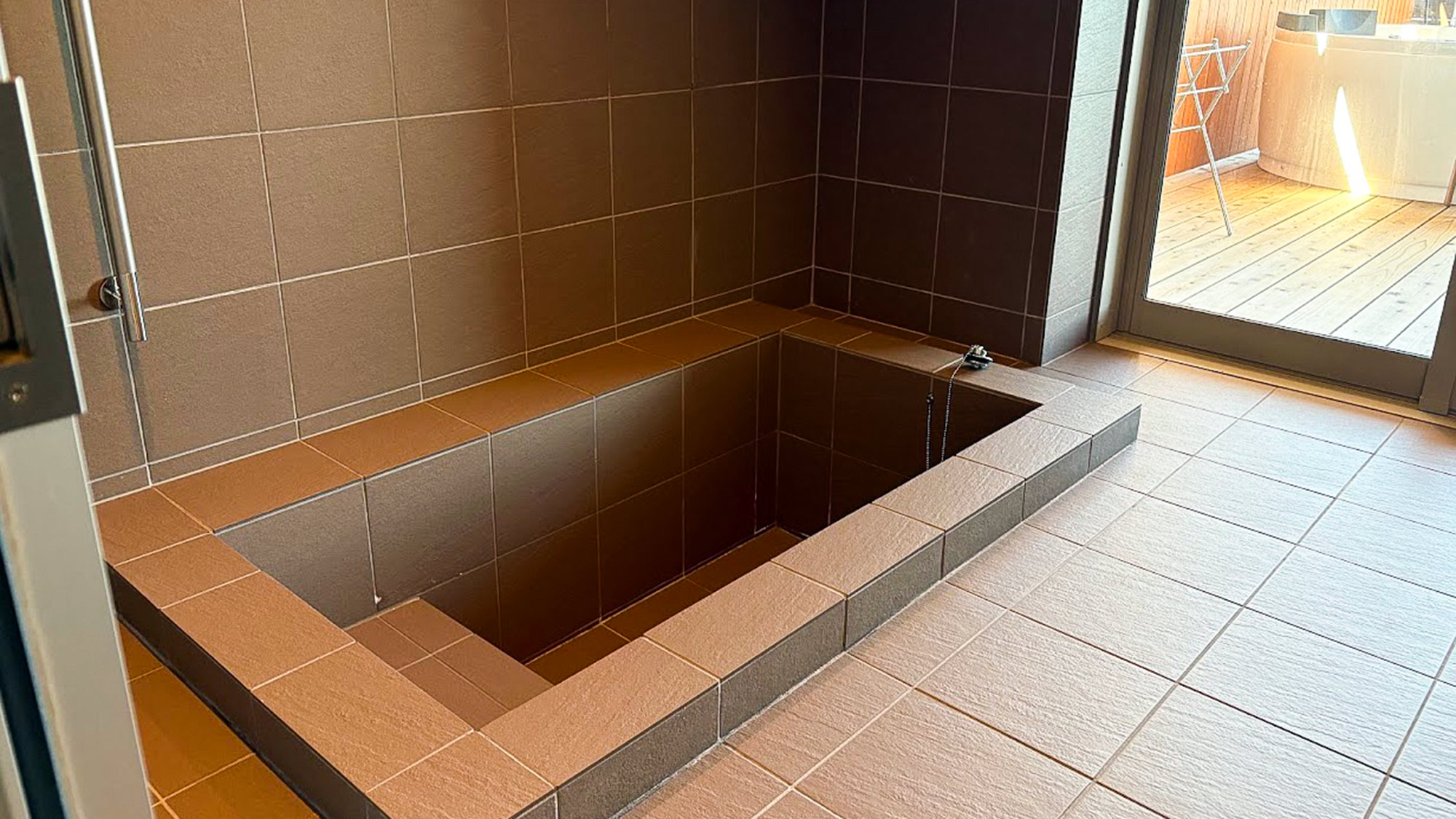 ・【浴室】テラスでサウナ、ジャグジーを楽しんだ後は、窓から浴室にて移動してリラックスいただけます