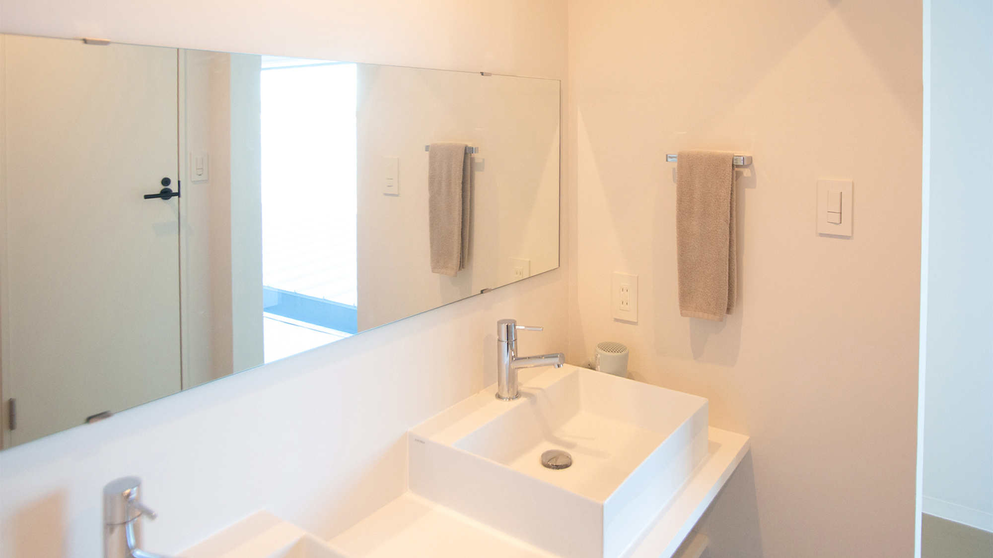 ・【洗面所】大きな鏡で朝の支度も快適！大人数でもゆったりと、身支度を整えられます。