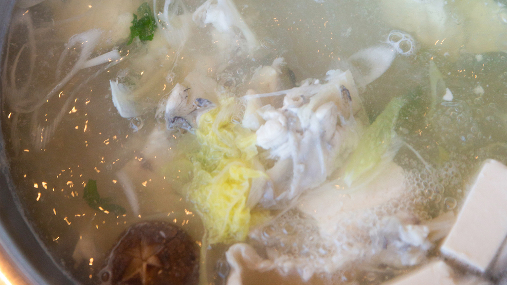 ・【お食事】温かい鍋を囲んで、ご家族やご友人と心温まるひとときをお過ごしください。