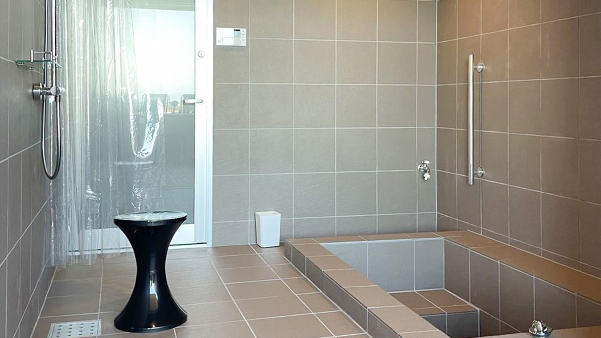 ・【浴室】ゆとりのある洗い場とゆったりとした浴槽で、旅の疲れをリフレッシュしていただけます！