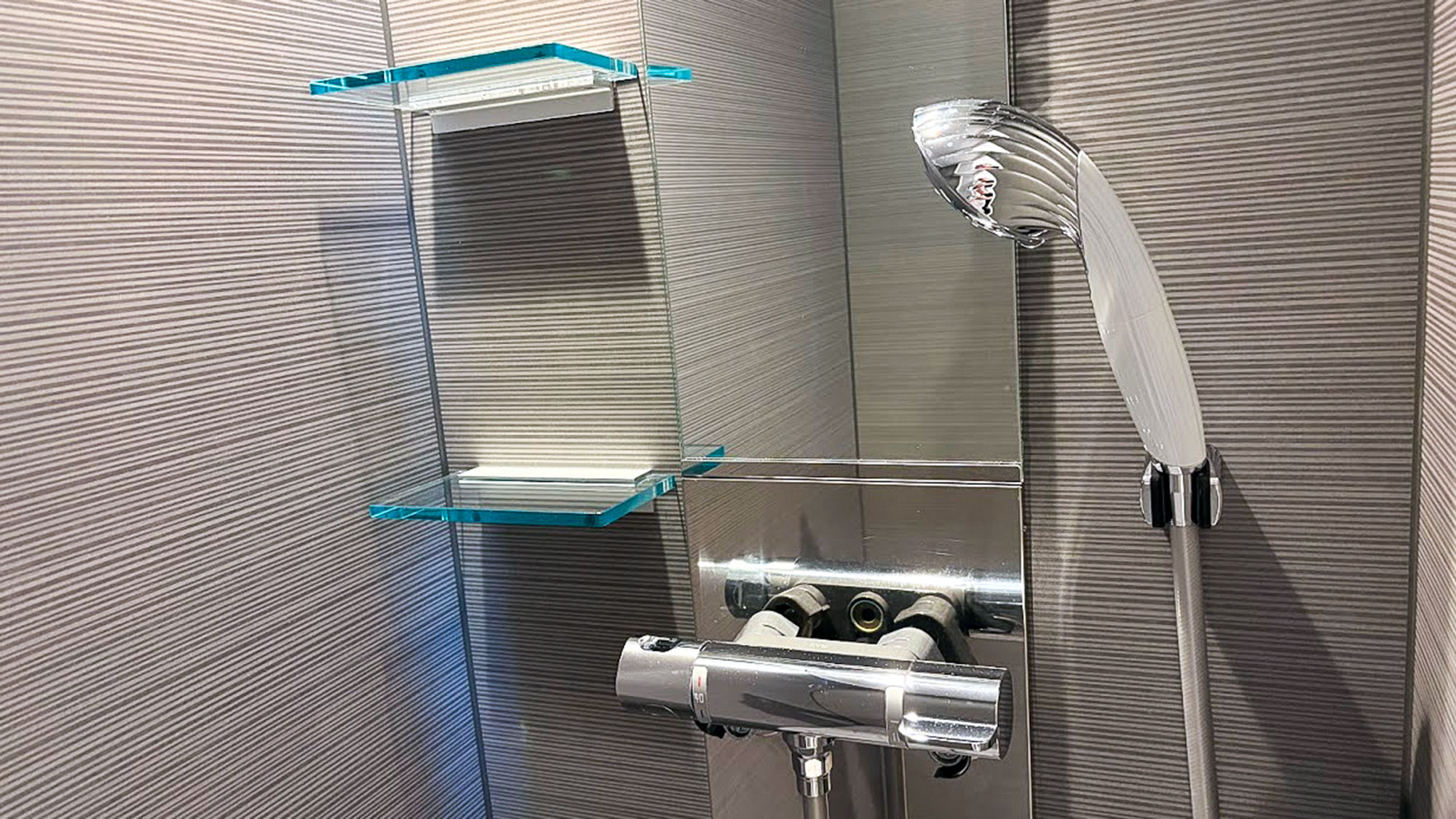 ・【シャワールーム】清潔で快適なシャワールーム！気軽に使えるので、いつでもサッパリと過ごせます。