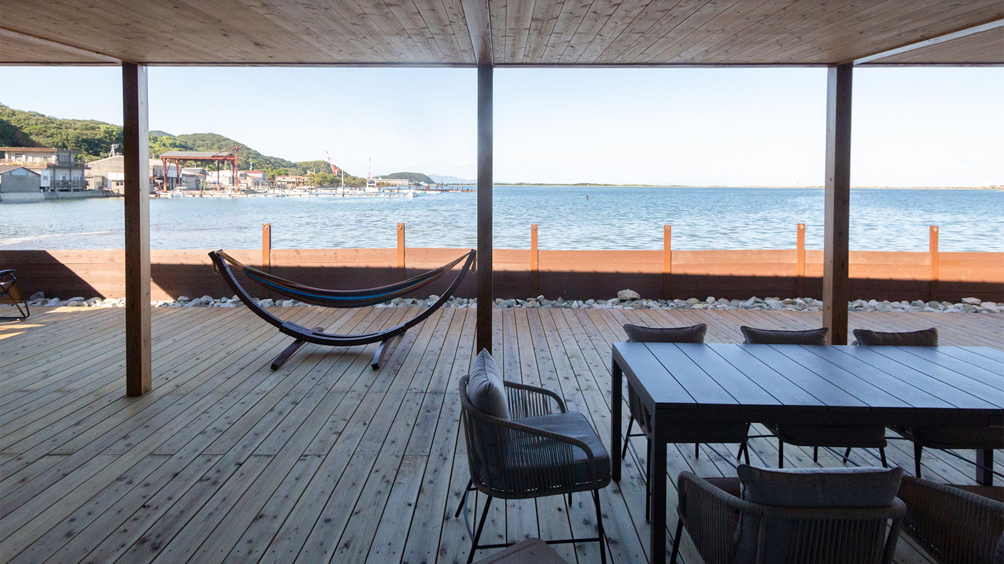 ・【テラス】大阪湾を一望できるテラス！非日常を感じながらリラックスするには最適の場所です。