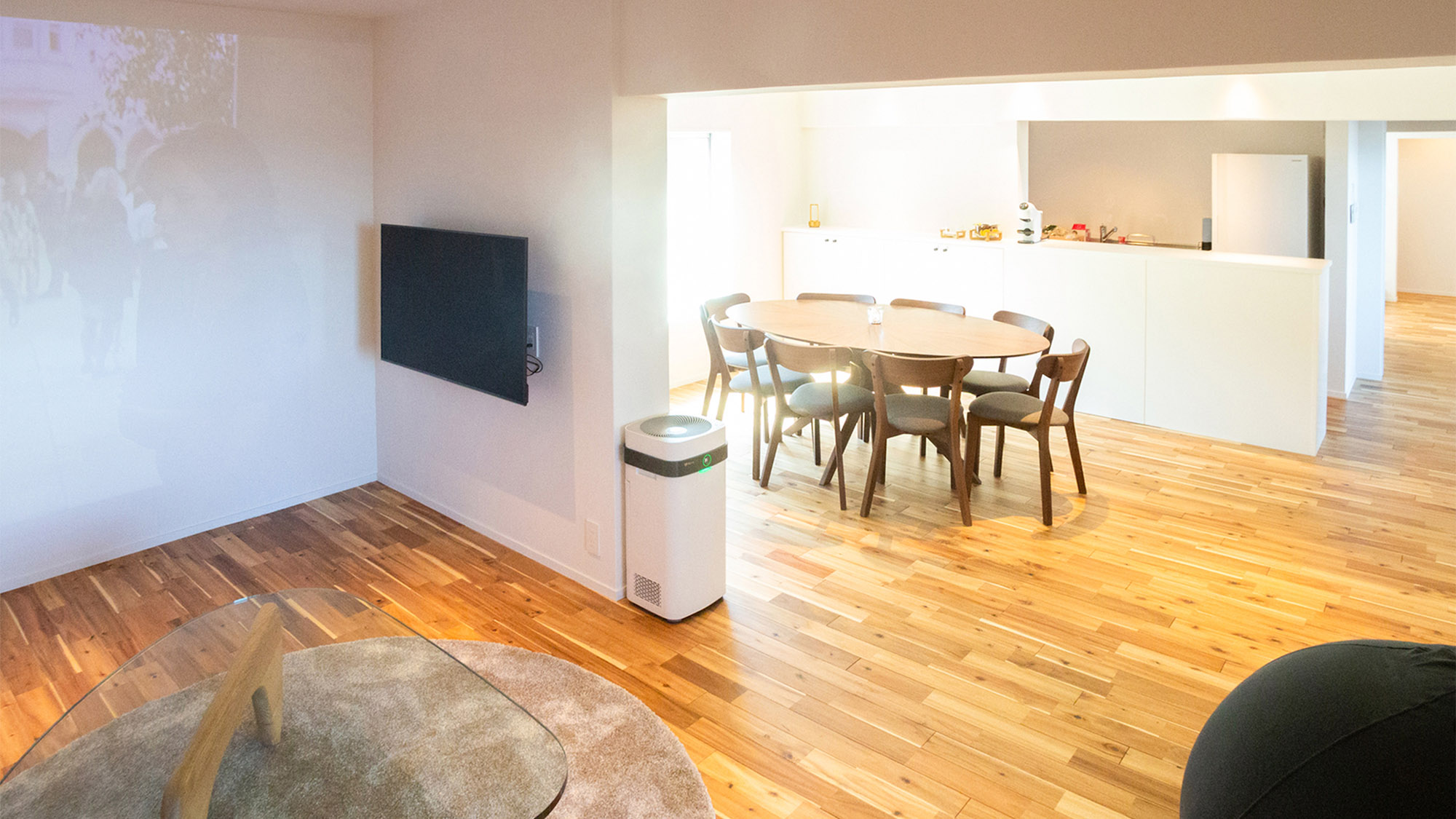 ・【ダイニング】リビングとつながるダイニングは開放感があります。穏やかなひとときをお過ごしください。