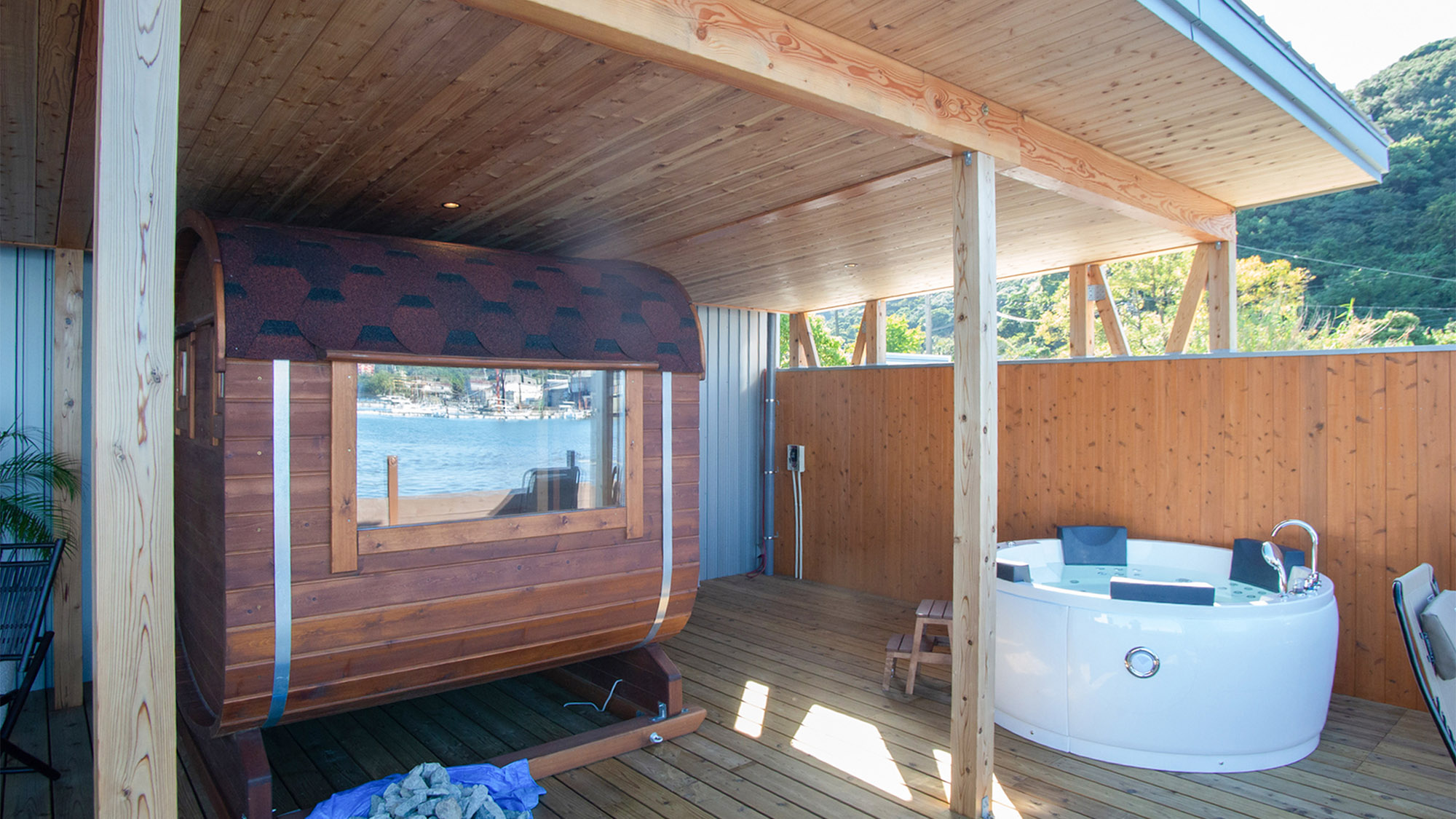 ・【サウナ・ジャグジー】サウナのすぐ横にはジャグジーをご用意！心身ともに深くリフレッシュできます。