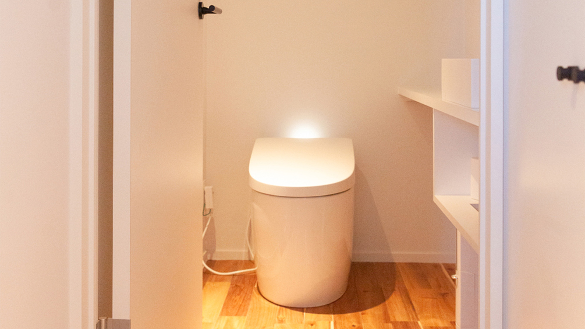 ・【トイレ】洗浄機付き便座を設置しております。清潔感のある空間で快適にお過ごしいただけます。