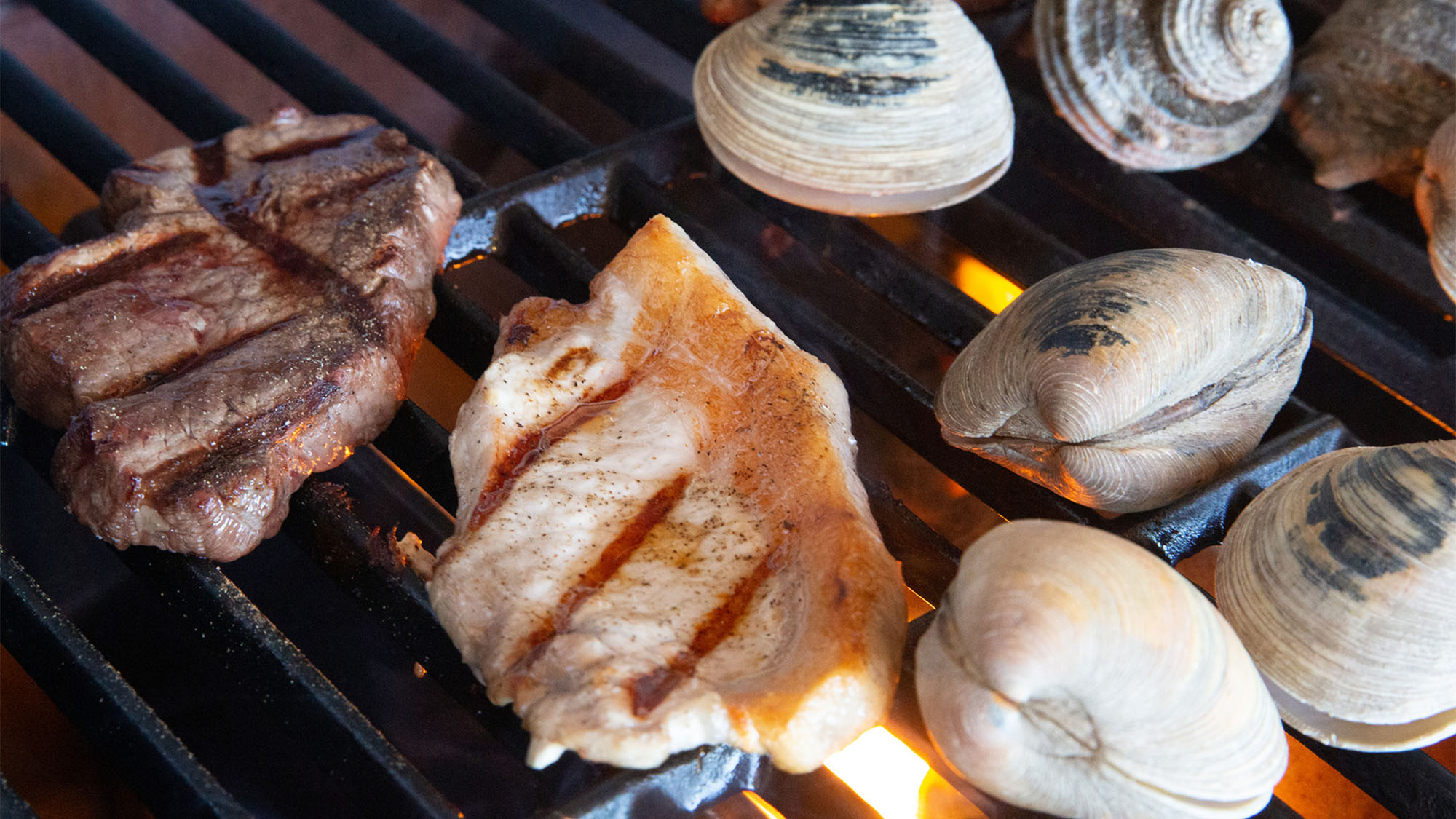 ・【BBQ】ジューシーな肉と新鮮な海の幸をご用意。好みに合わせて存分にお楽しみください。