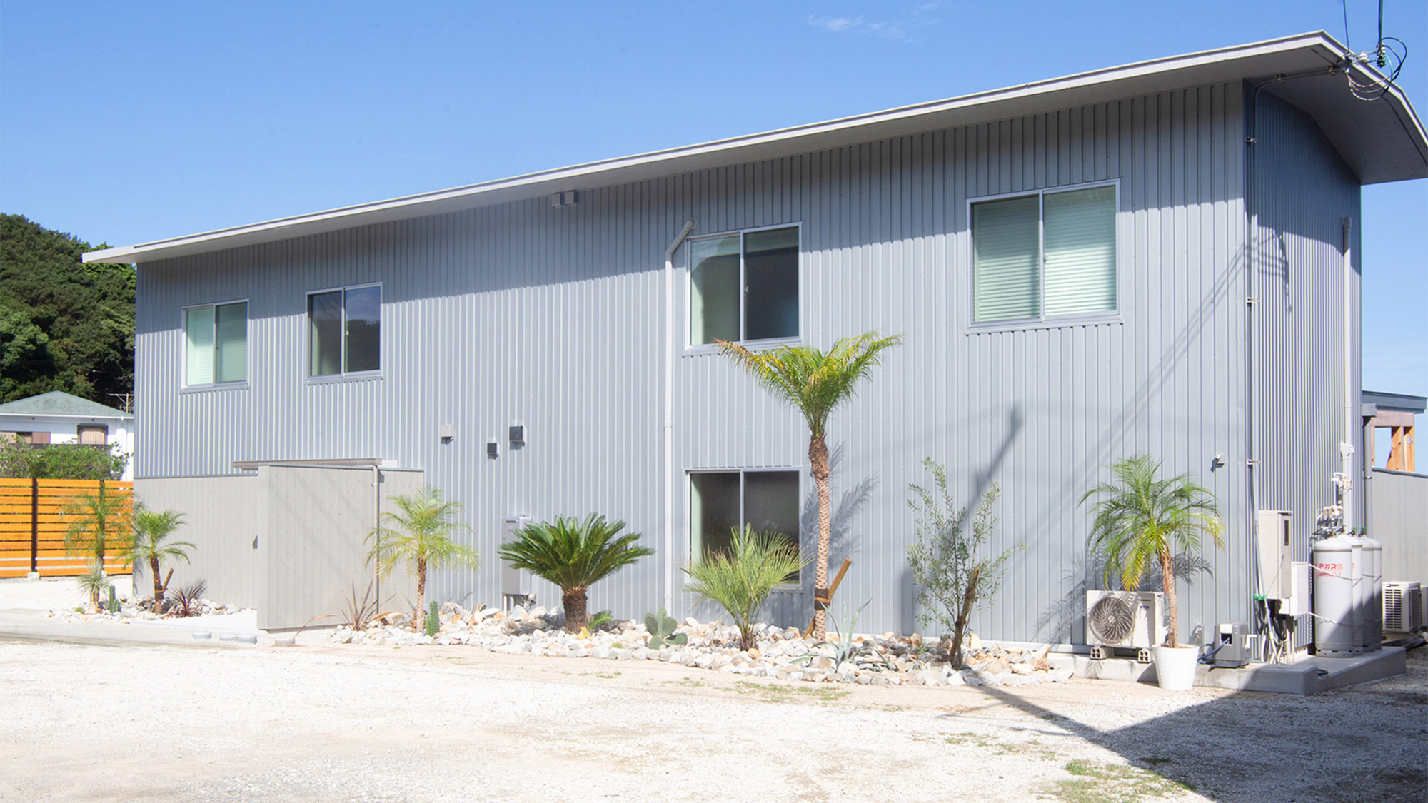 ・【外観】落ち着いた灰色の大きな建物が、静かで快適な滞在を約束します。