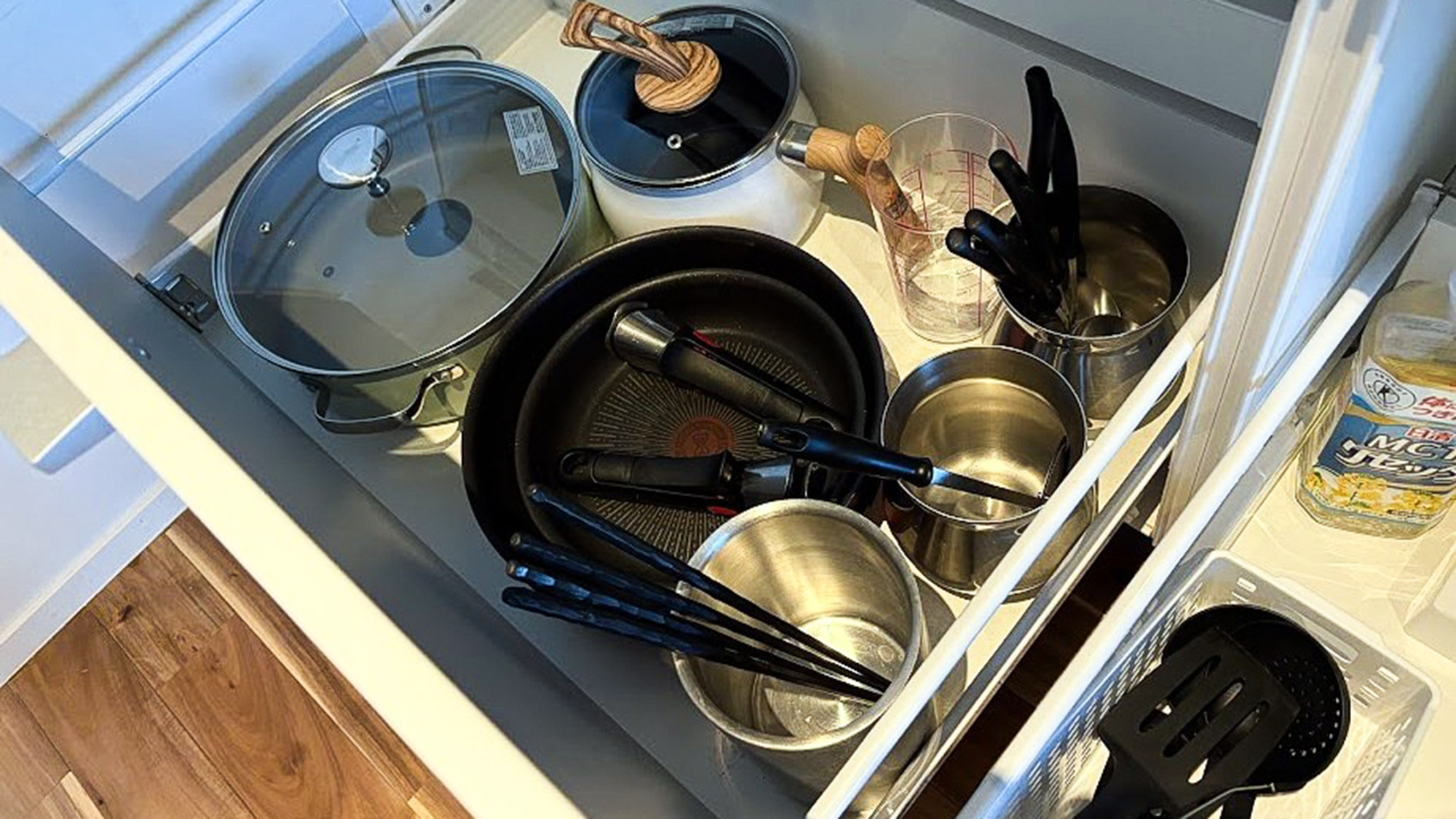 ・【キッチン】キッチン下の収納には鍋やフライパンも複数ご用意
