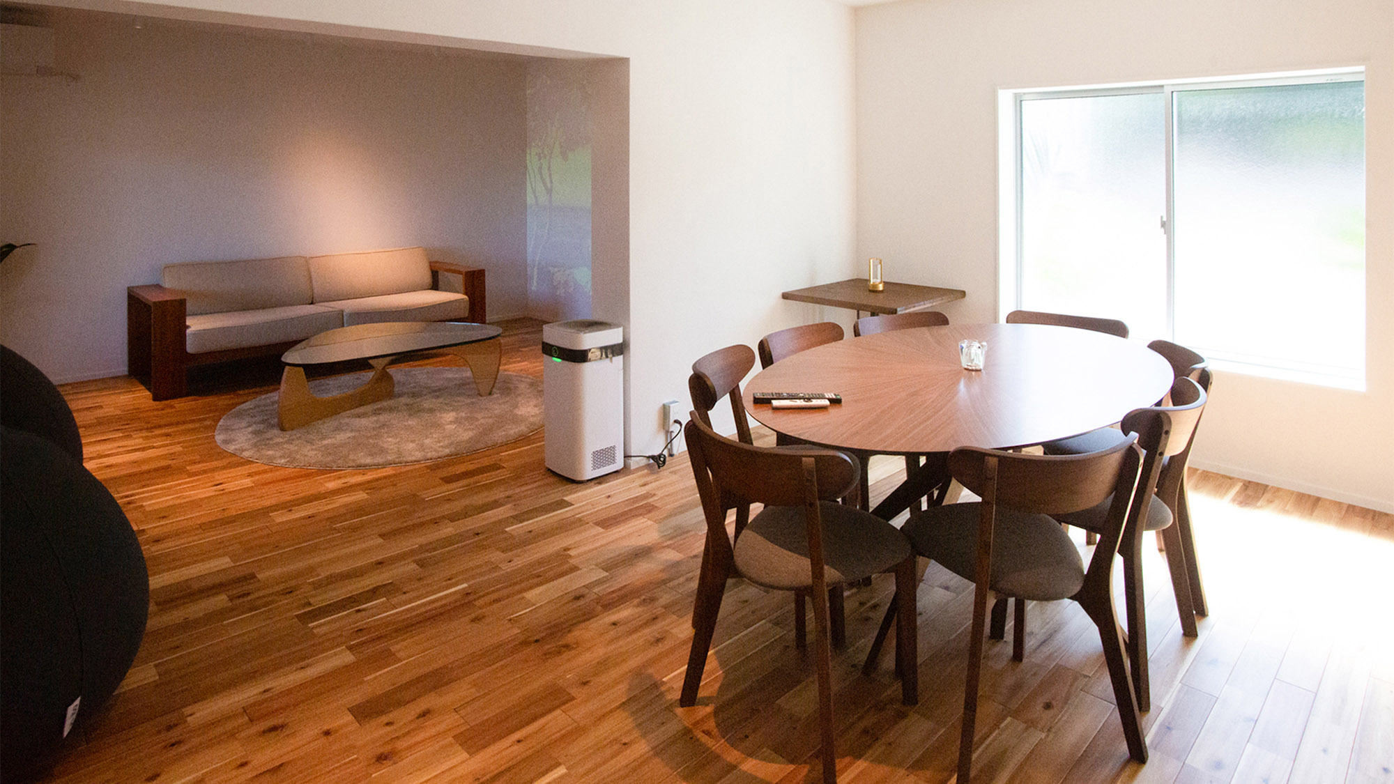 ・【ダイニング】リビングとつながるダイニングは明るく開放的です。みんなが一緒に楽しめる空間です。