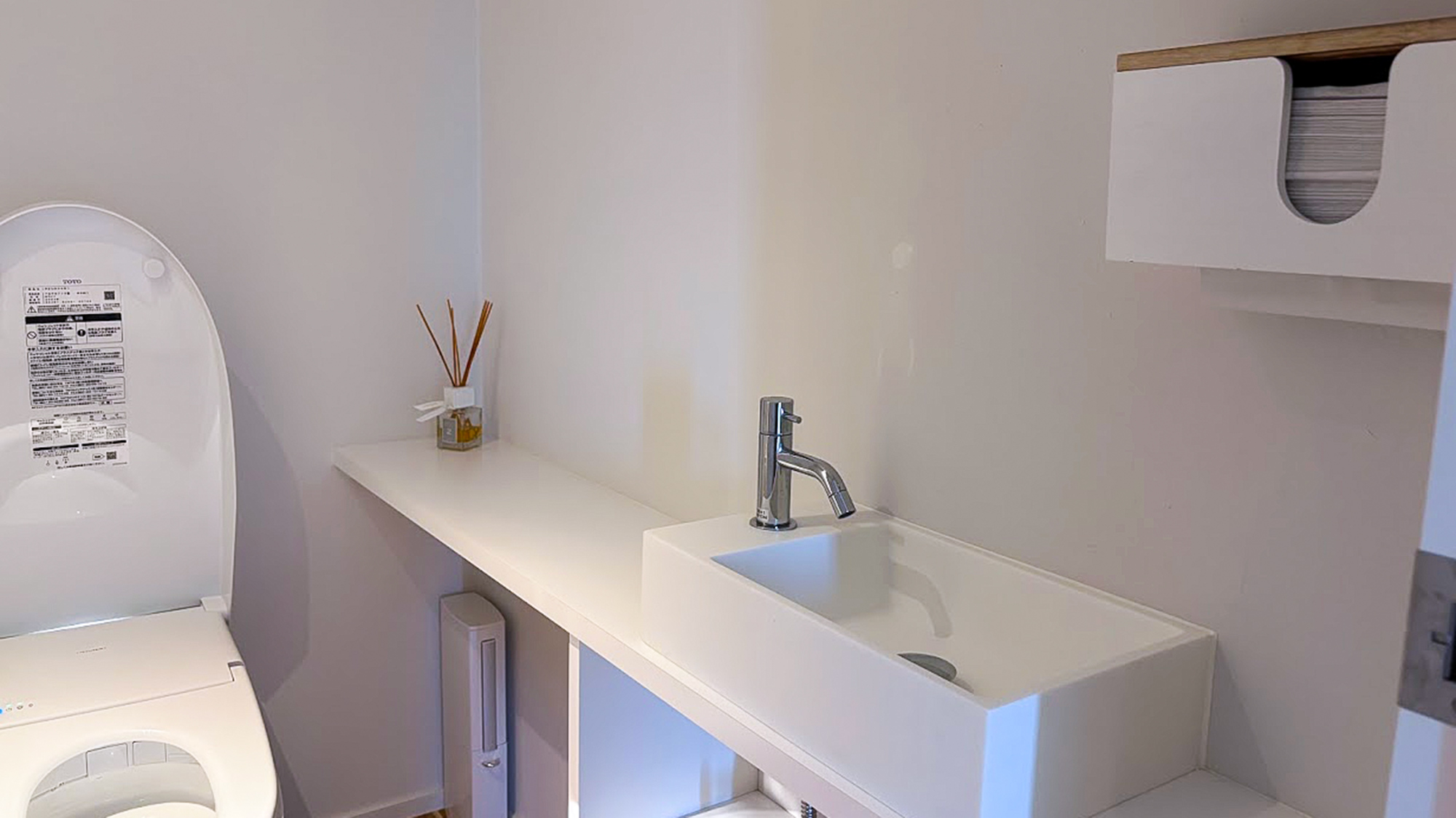 ・【トイレ】ディフューザーの香りが気持ちのよい空間を維持。手洗い器もあり衛生的です