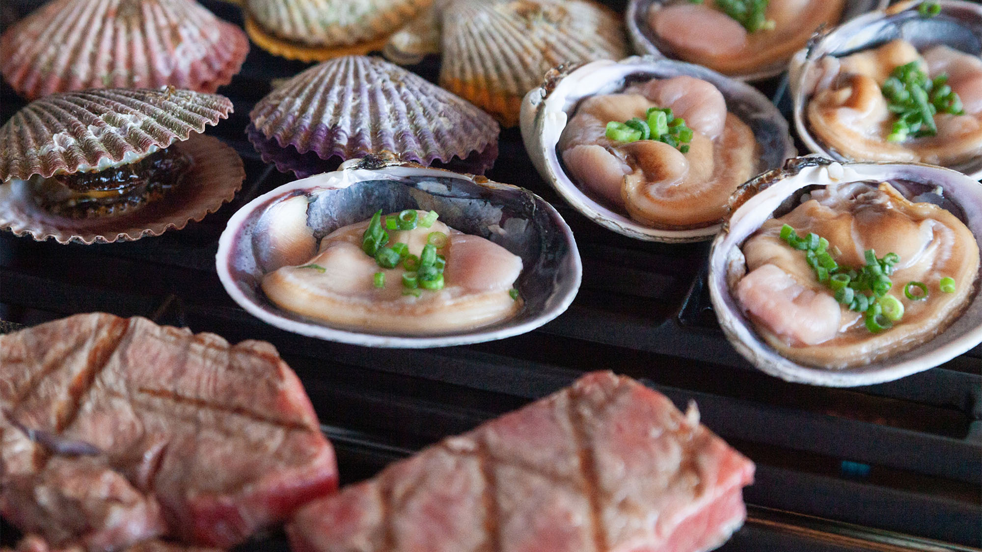 ・【BBQ】香ばしい肉の旨味と磯の香り豊かな海鮮♪ 多彩な味わいをお楽しみいただけます！