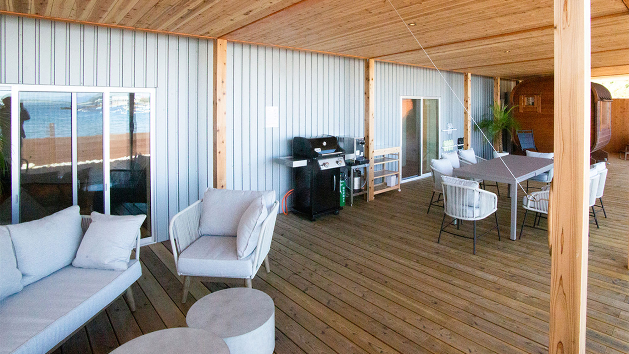 ・【テラス】広々としたテラスにくつろぎのソファを設置！ご家族や友人と語らいの時間をお過ごしください。