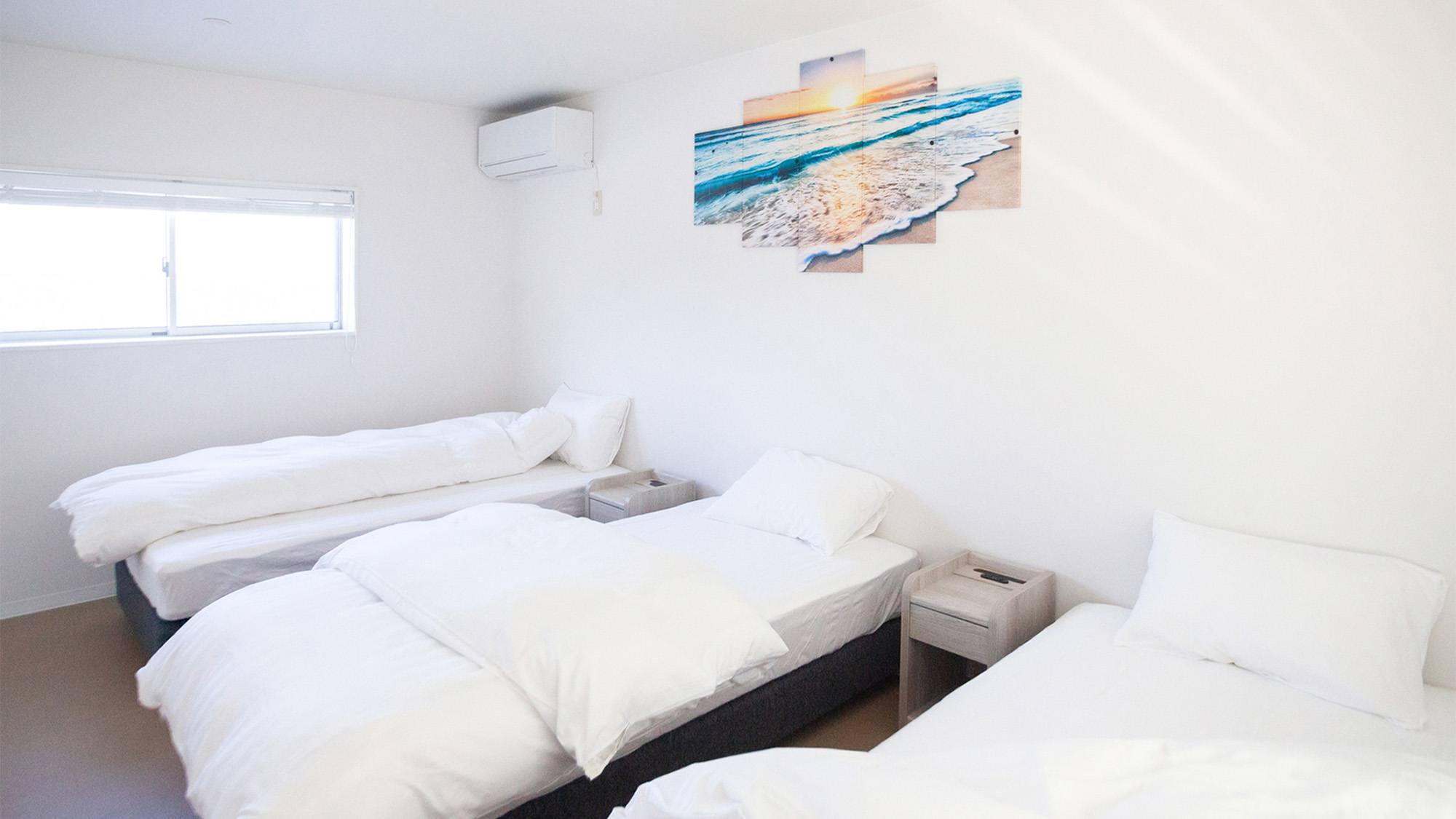 ・【洋室】窓から光が差し込む明るい空間です。リラックスしながら快適にお過ごしいただけます。