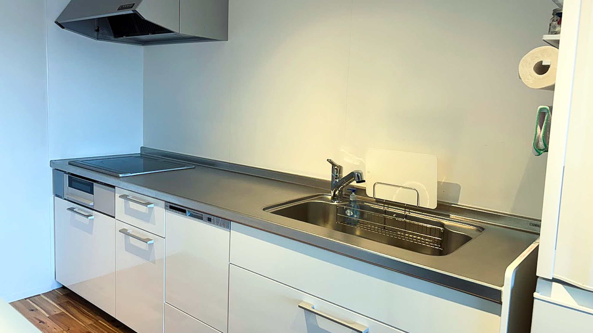 ・【キッチン】ゆったりとした広めのキッチン。IHコンロでお食事の自炊やちょっとしたおつまみも作れます