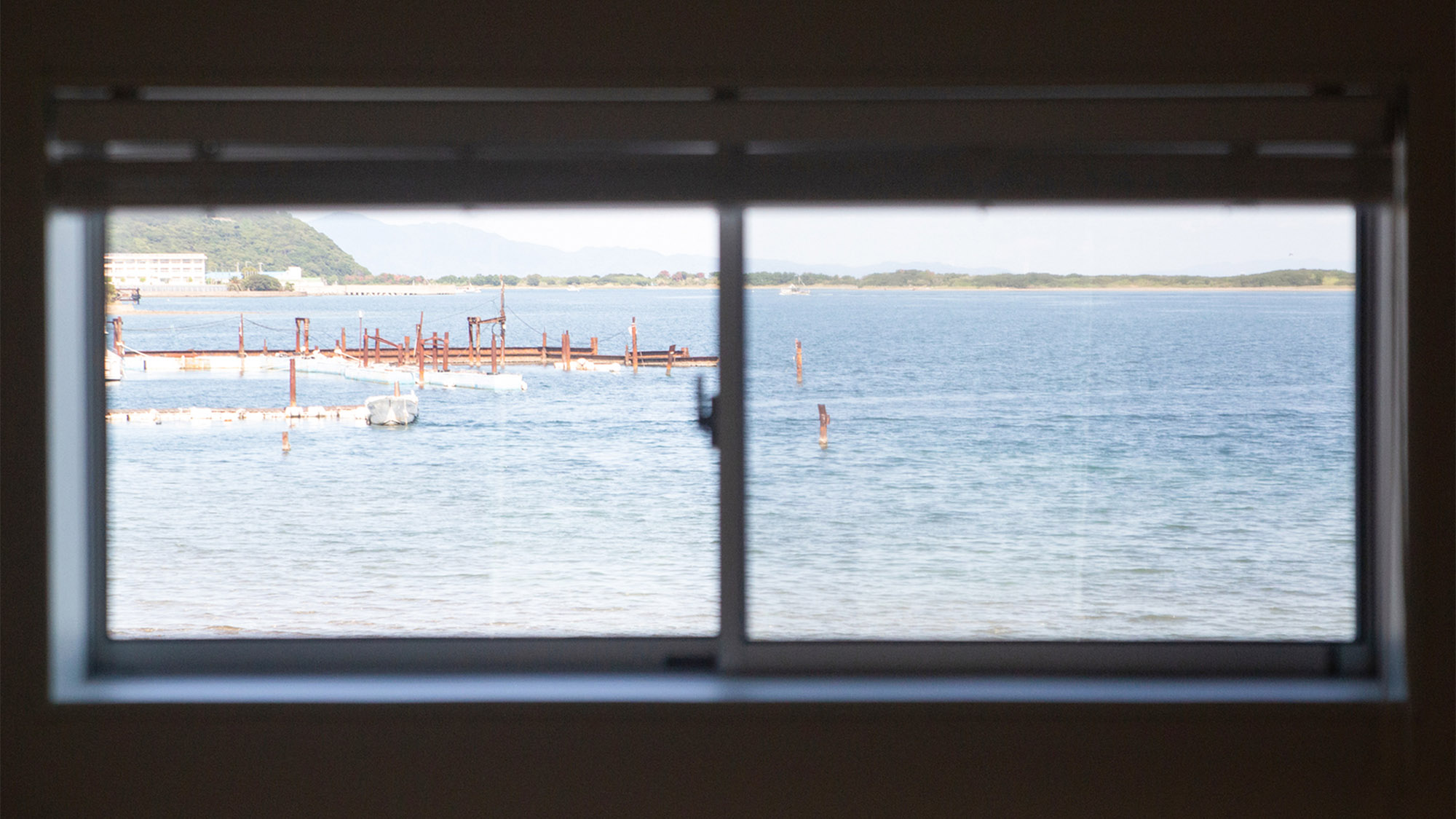 ・【景色】窓からは大阪湾を一望することができます。目の前に広がる壮大な海の景色をお楽しみください。