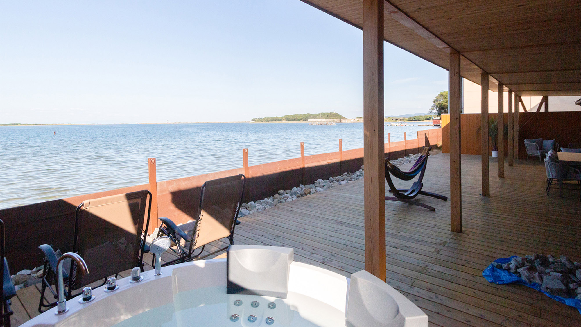 ・【テラス】まるで映画のようなオーシャンビューテラス！非日常の絶景をお楽しみください。