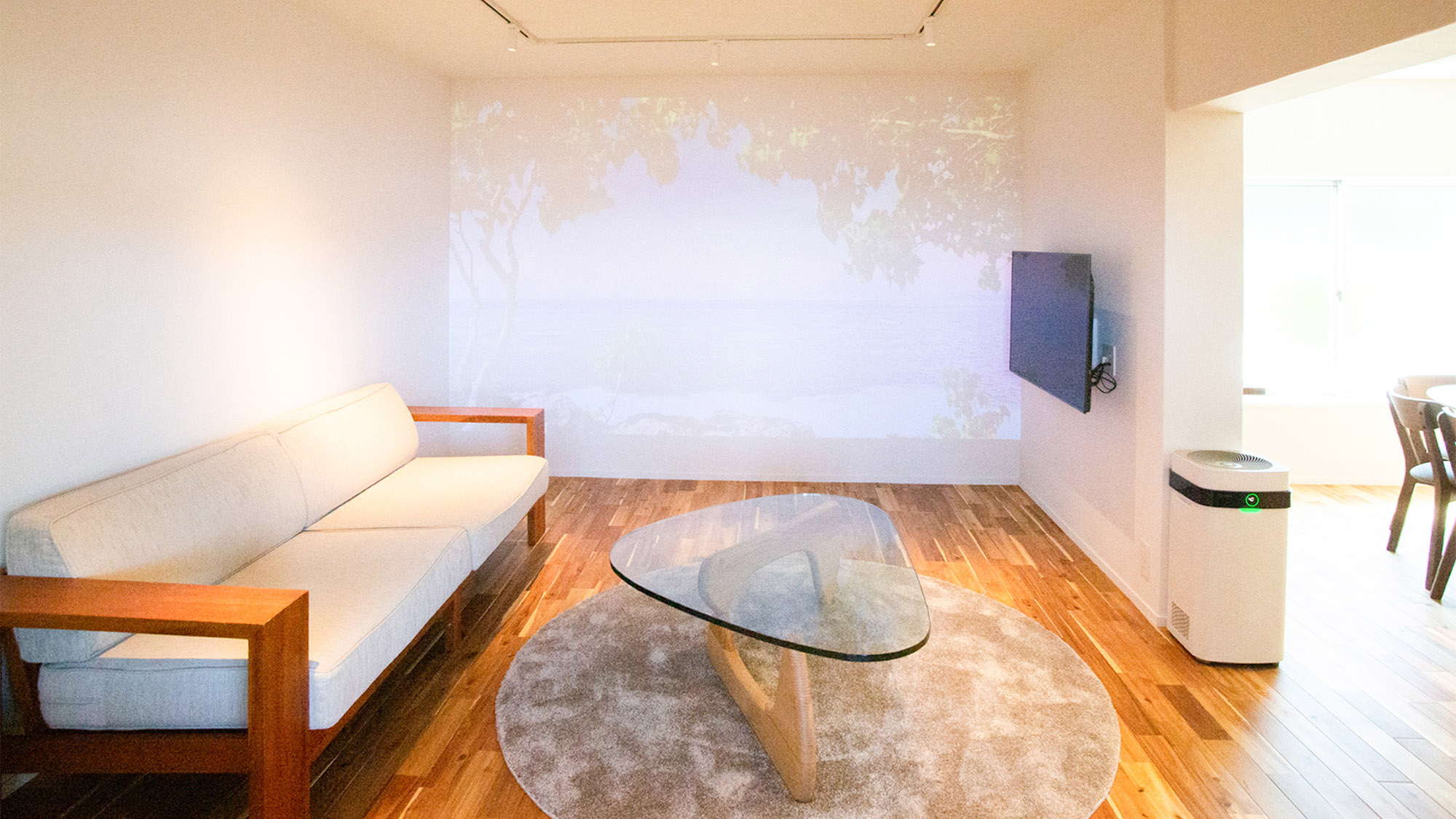 ・【リビング】明るく広いリビングにはプロジェクター完備！映画館のような贅沢体験をご満喫ください。