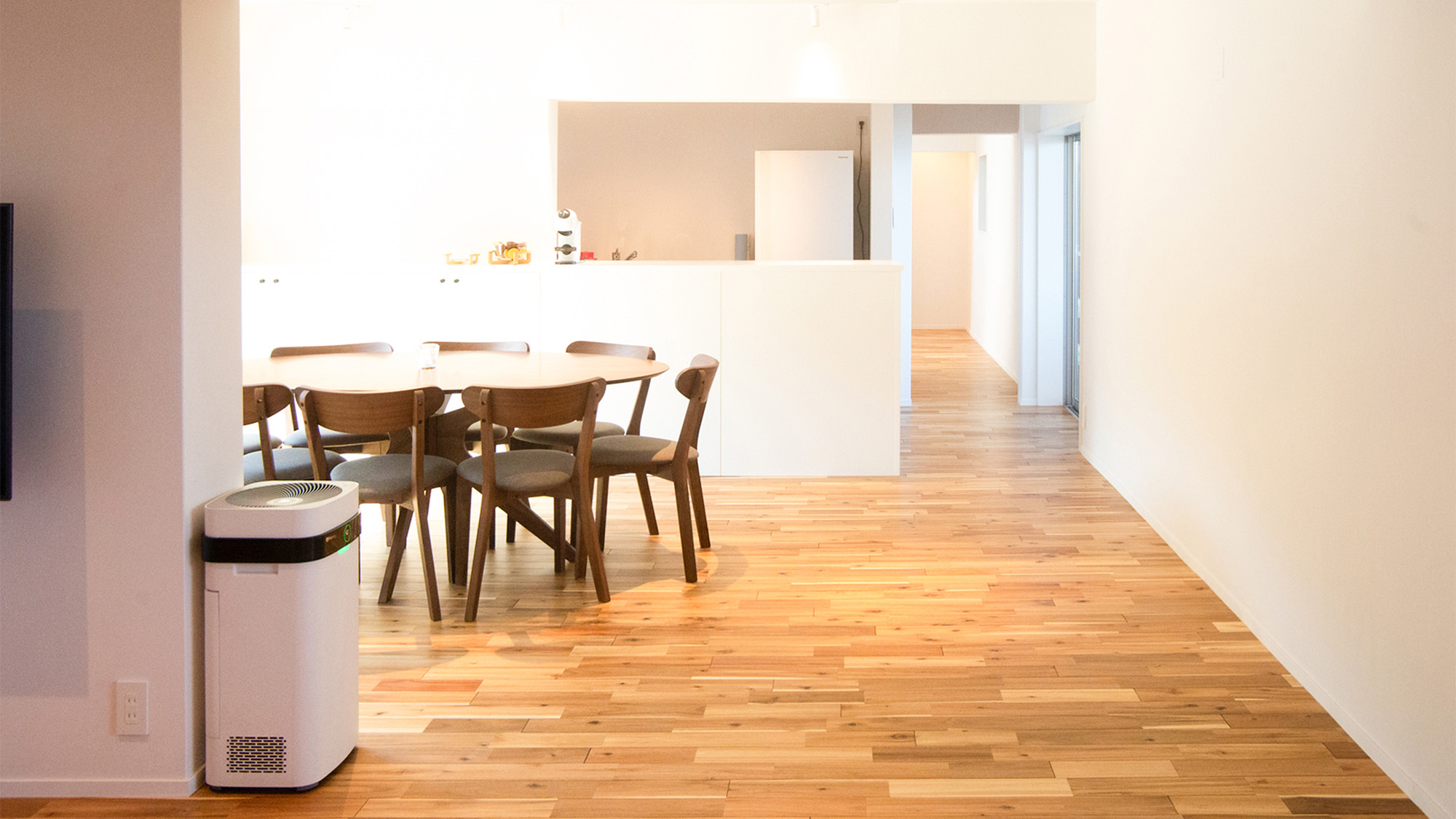 ・【ダイニング】8人座れるダイニングテーブルをご用意！大人数での食事の準備もスムーズです。