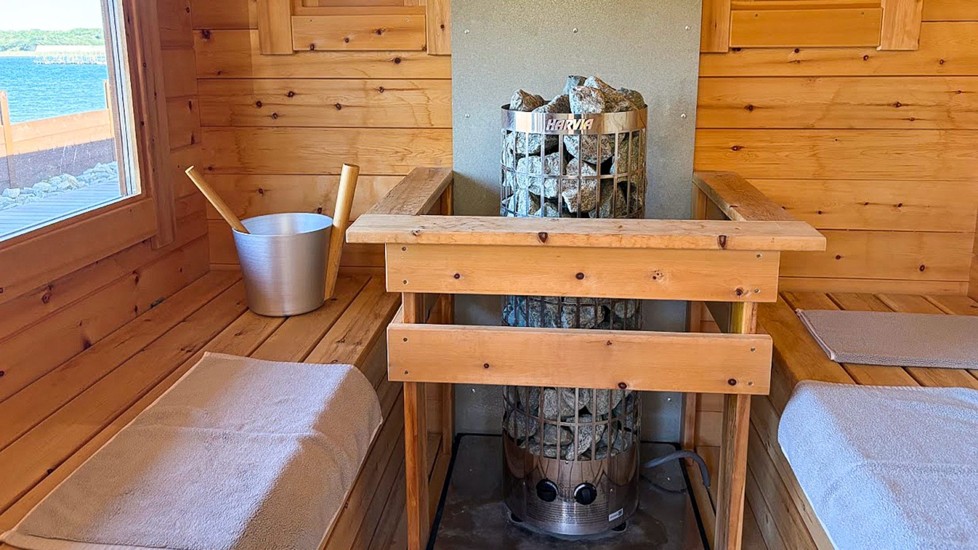 ・【サウナ】サウナストーンが敷きつけられたスタイリッシュなサウナヒーターでリフレッシュしませんか