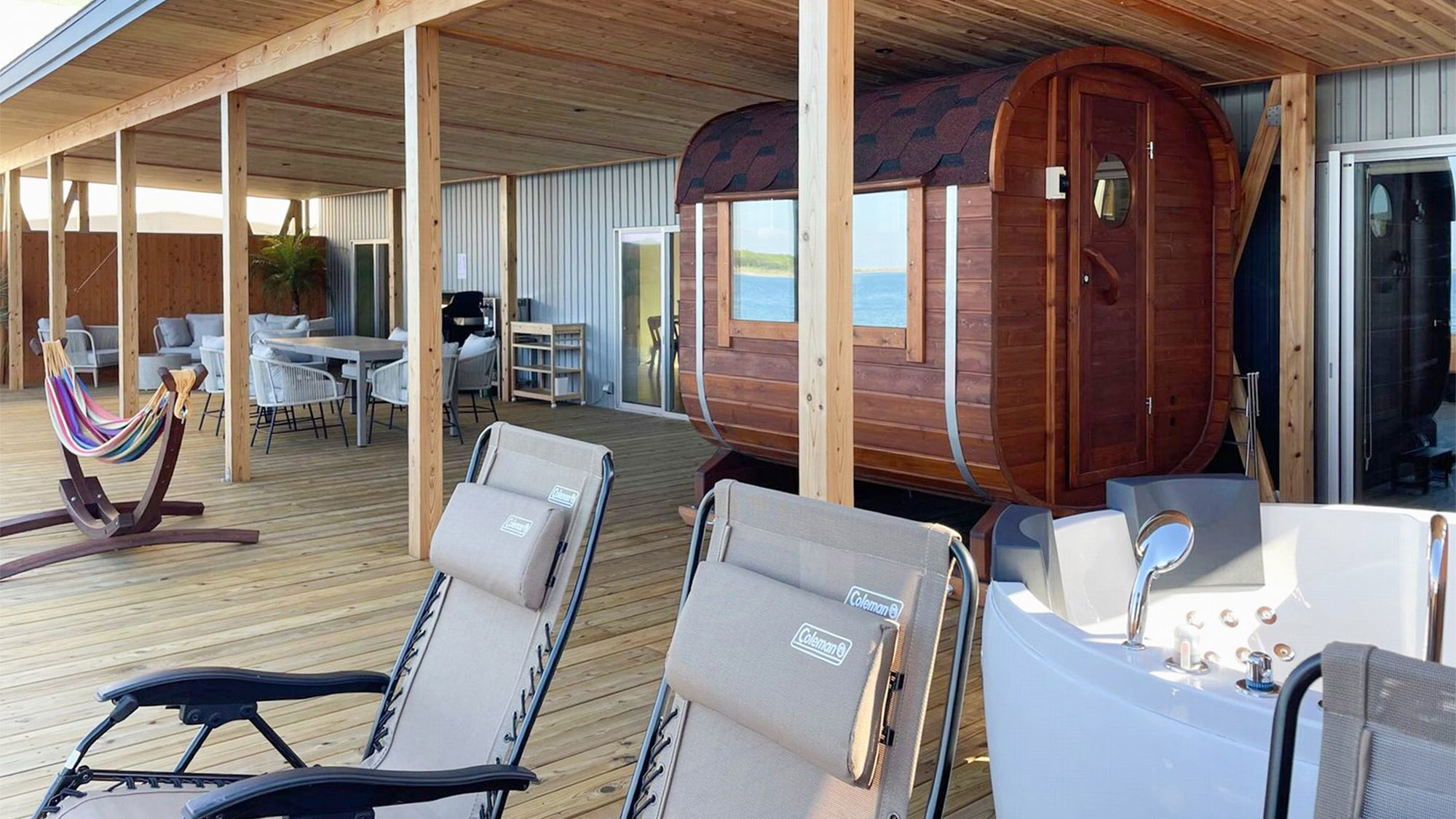 ・【テラス】サウナの後はテラスで外気浴♪ 太陽の光を浴びながら、贅沢な時間をお楽しみください。