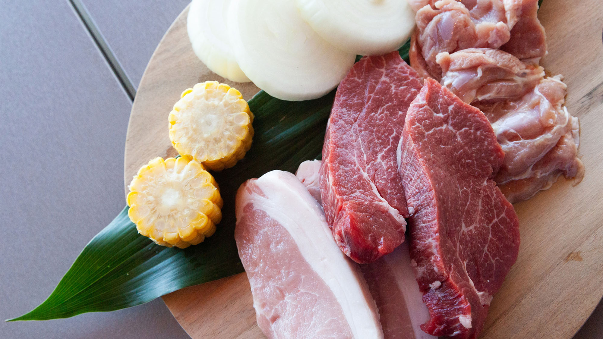 ・【肉】BBQの肉コースでは、淡路牛ステーキ・豚ロース・鳥モモ・フランクフルト・野菜を堪能できます。