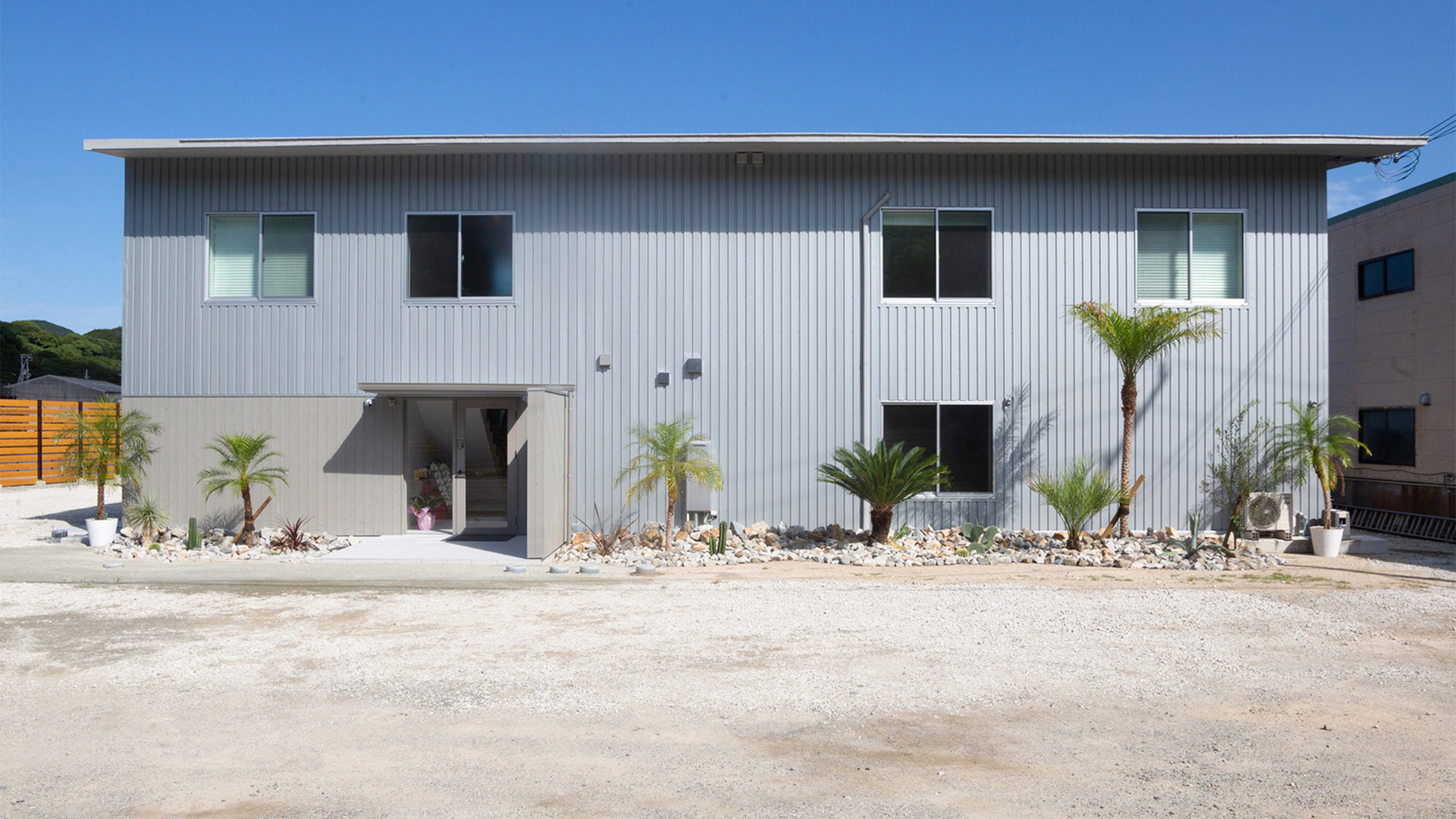 ・【外観】大阪湾を一望できる2階建て3LDKの一棟貸しです。プライベート空間でお楽しみいただけます。