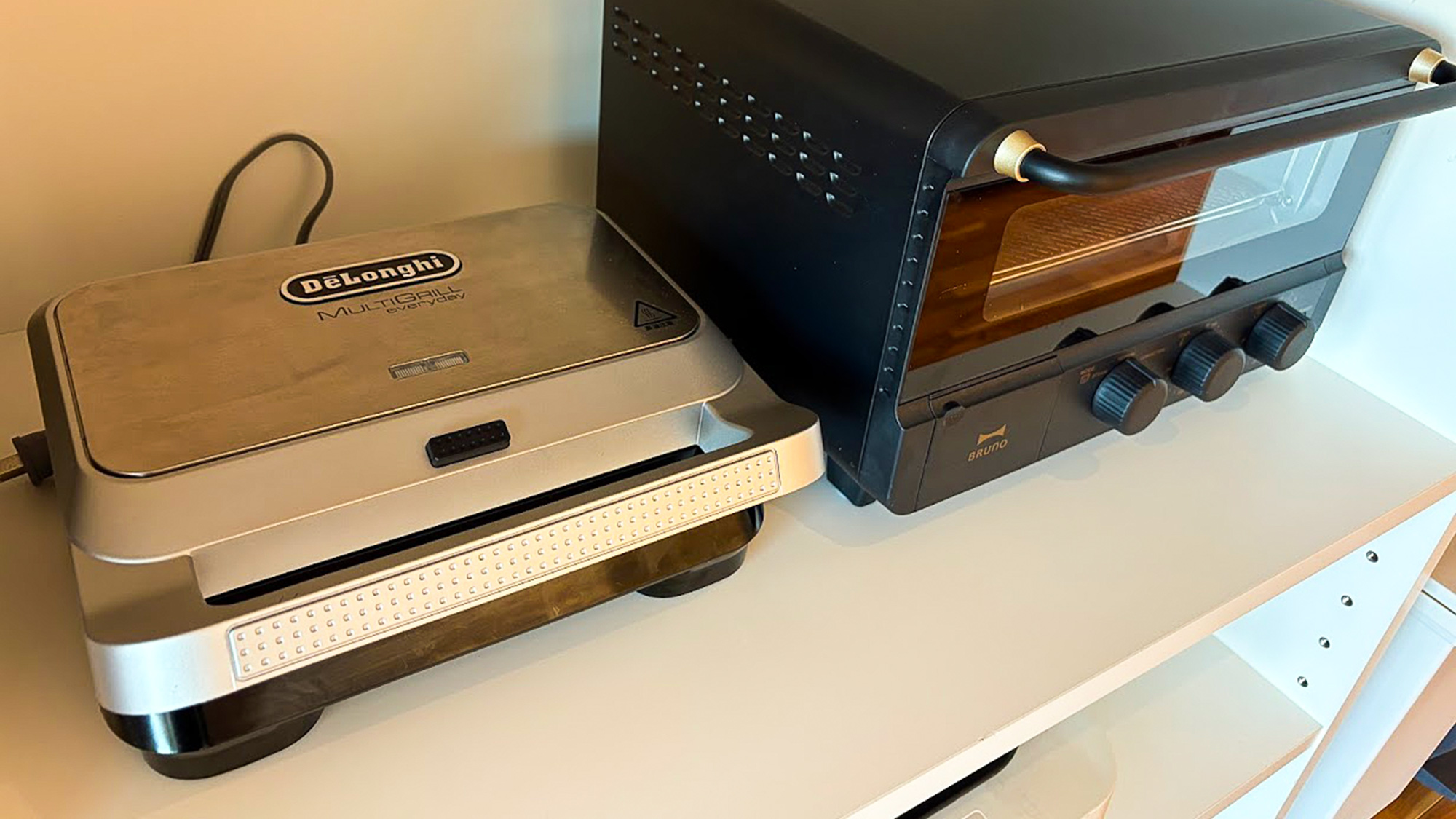 ・【キッチン】デロンギ製のホットサンドメーカーやBRUNO製のオーブントースターで美味しい朝食を！