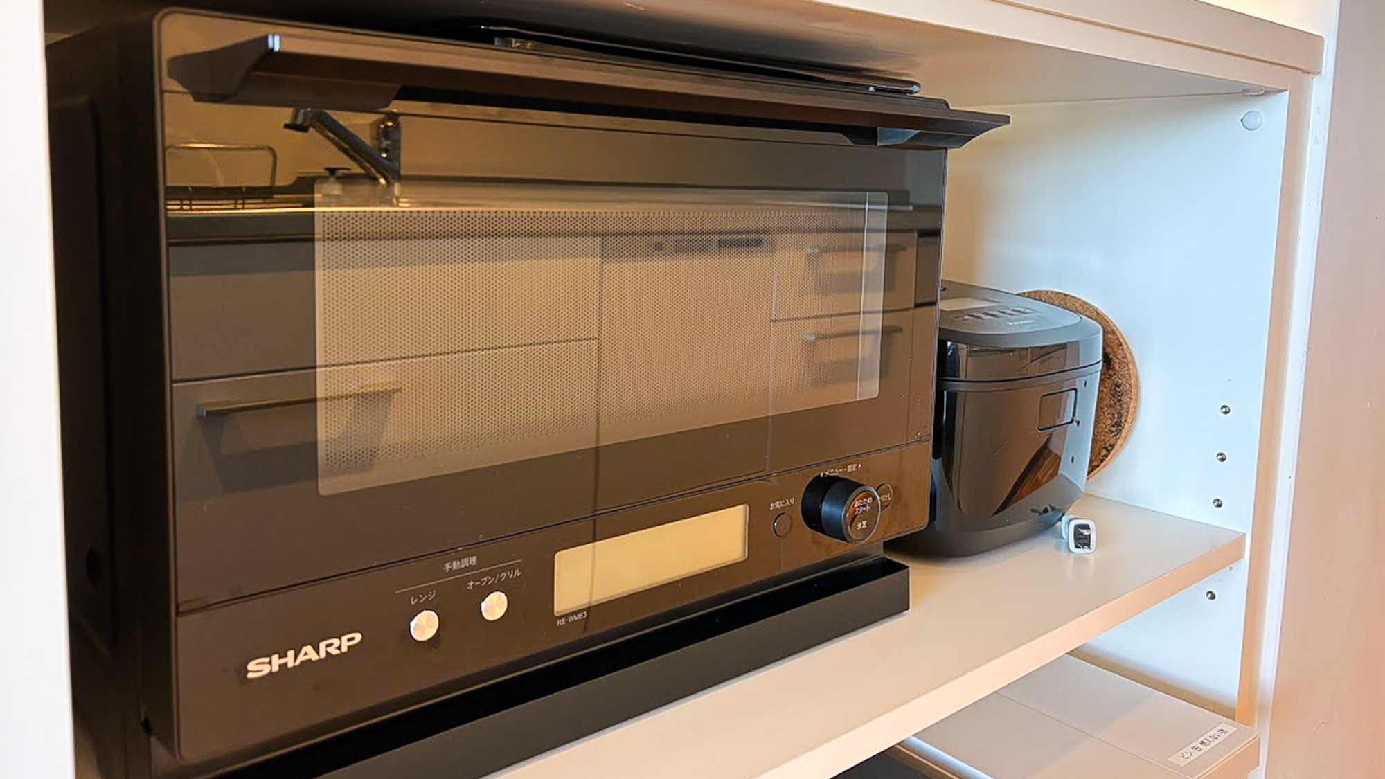 ・【キッチン】オーブンレンジや炊飯器を使ってちょっとした自炊から、本格的な調理をお楽しみいただけます