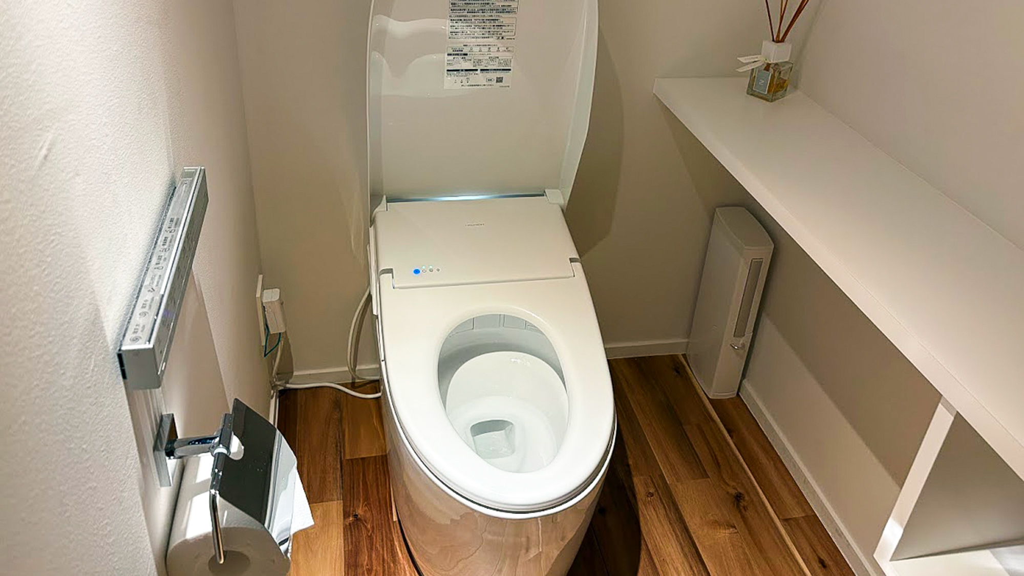 ・【トイレ】洗浄機付き便座トイレを設置。清潔感ある空間で快適にお使いいただけます