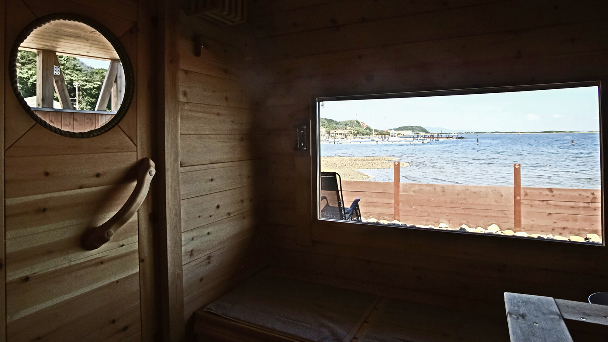 ・【サウナ】窓から海を望めるプライベートサウナです。極上のデトックス体験をお楽しみください。