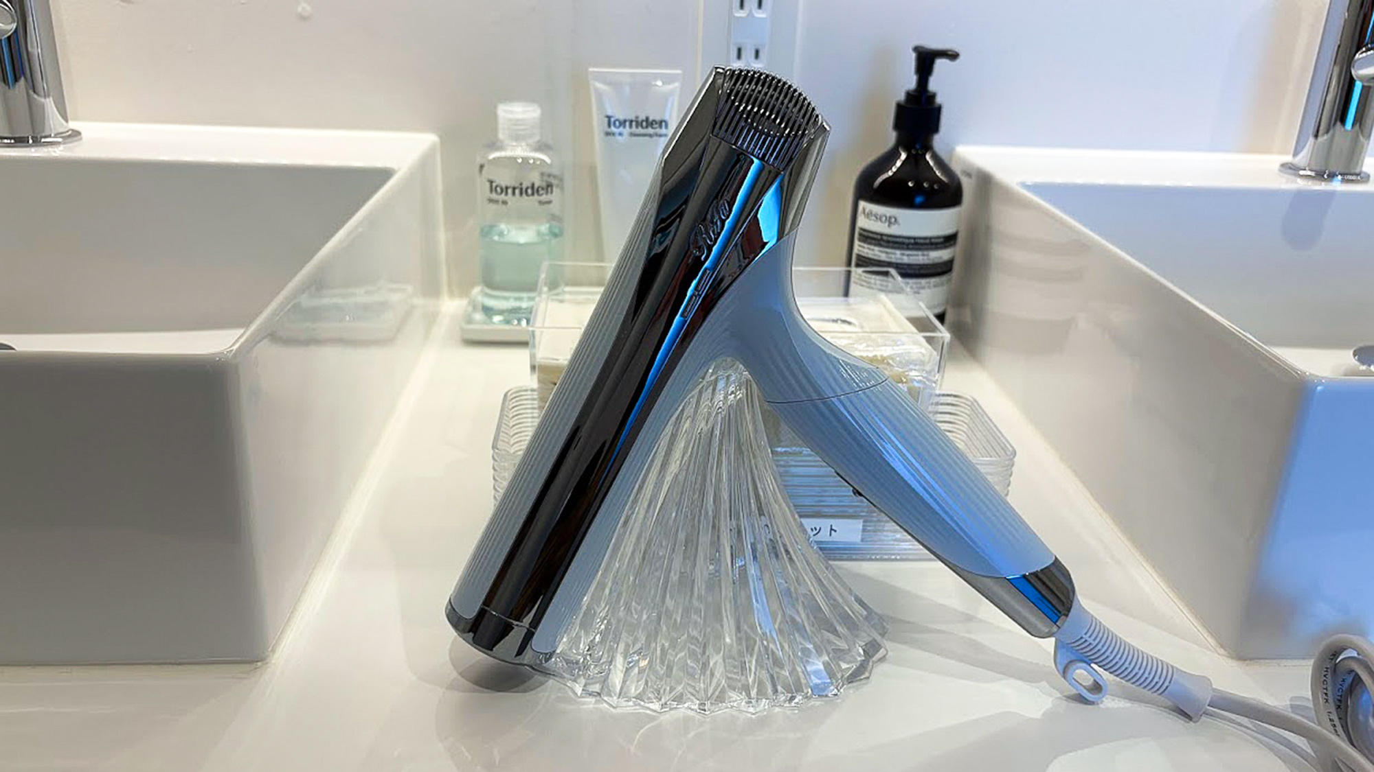 ・【洗面所】リファのドライヤーで上質なヘアケア体験をお楽しみください